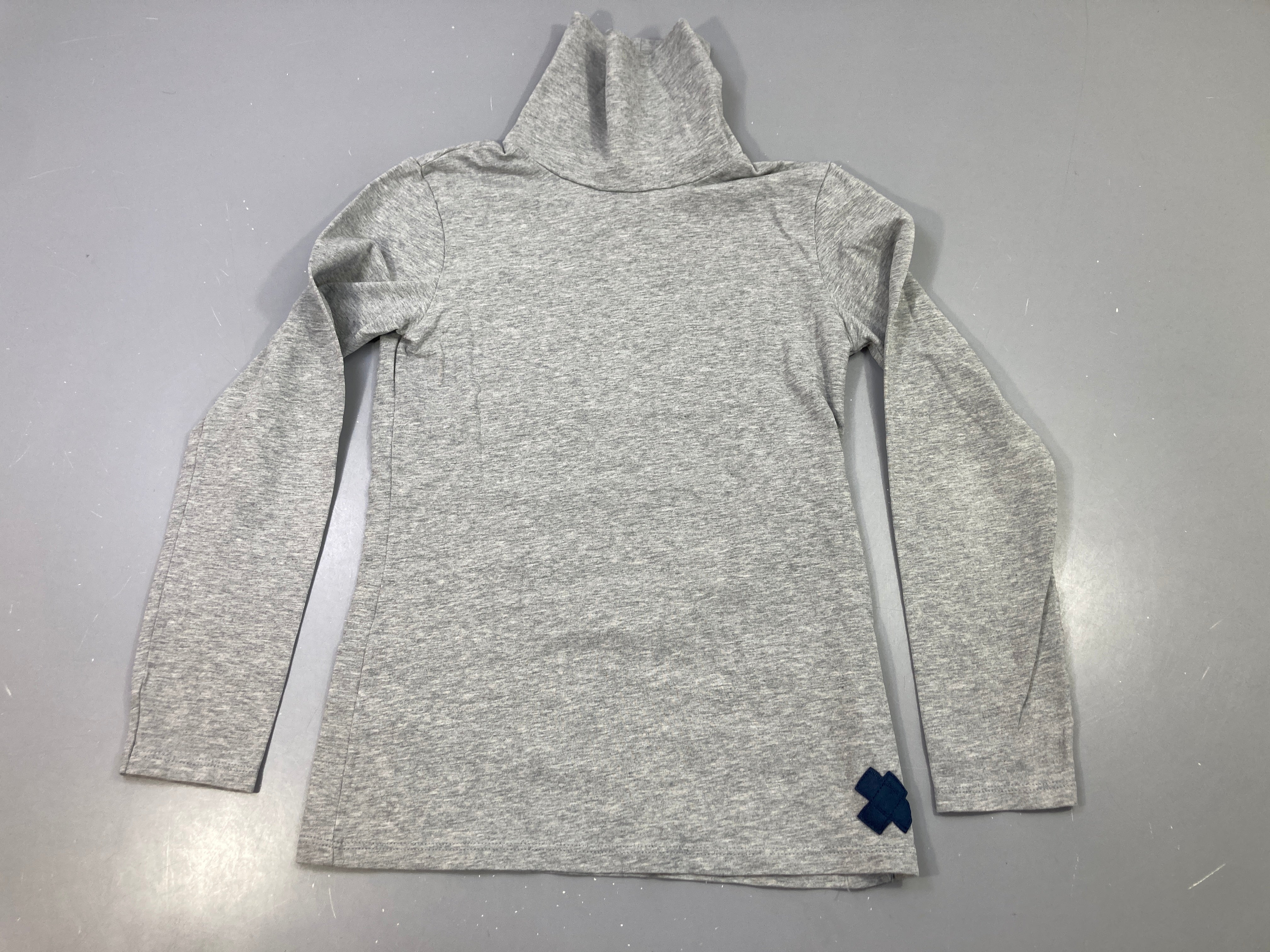 T-shirt m.l col roulé gris chiné, patch croix marine