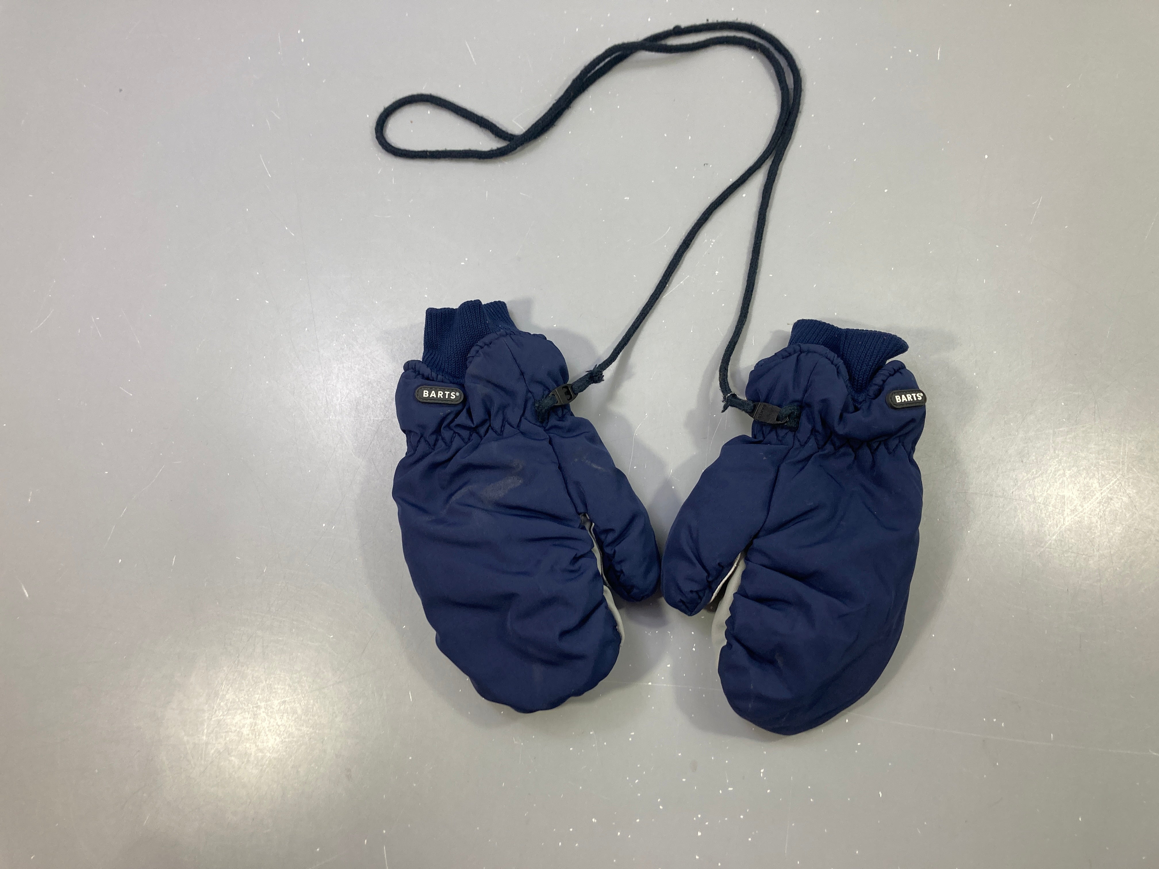 Moufles bleu marine avec cordon