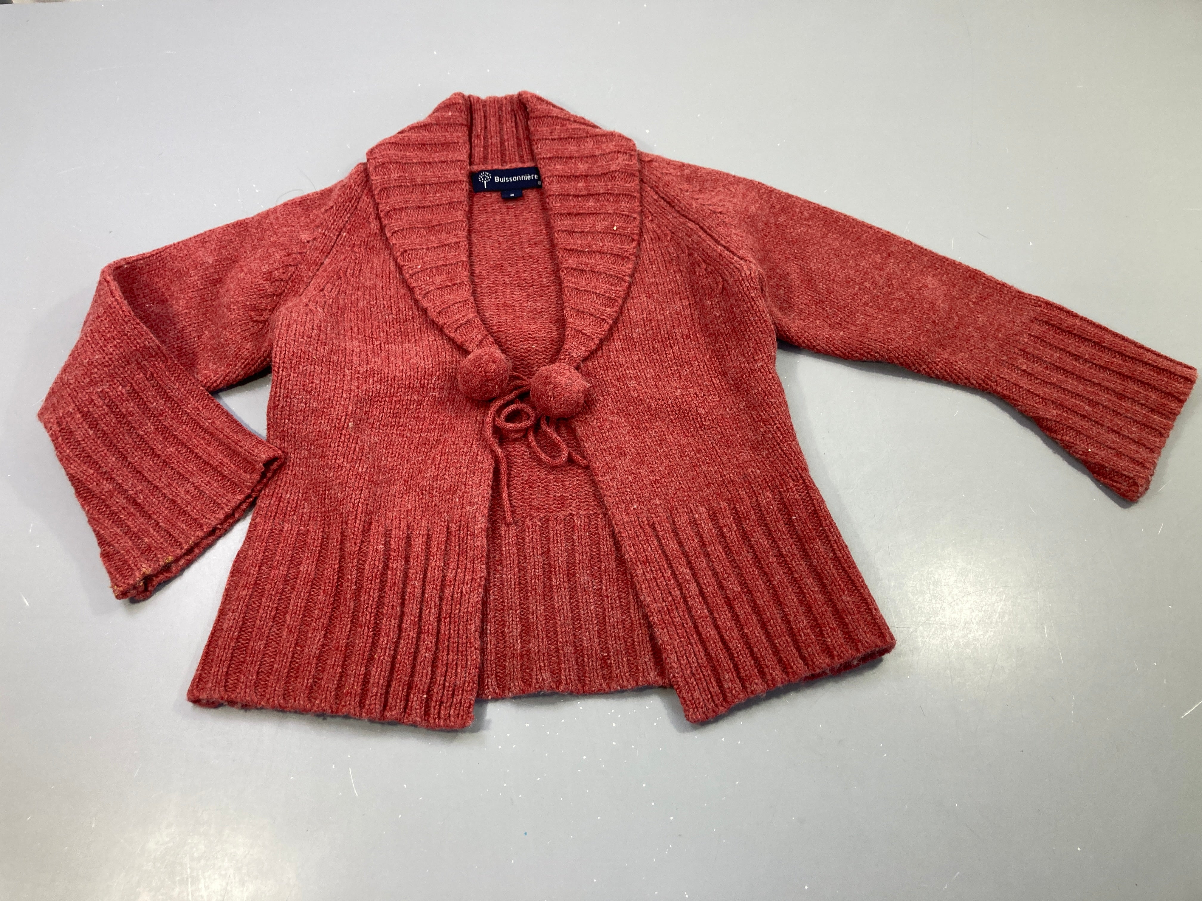 Gilet rouge chiné , fermeture à nouer avec pompons , 100% laine, légèrement bouloché