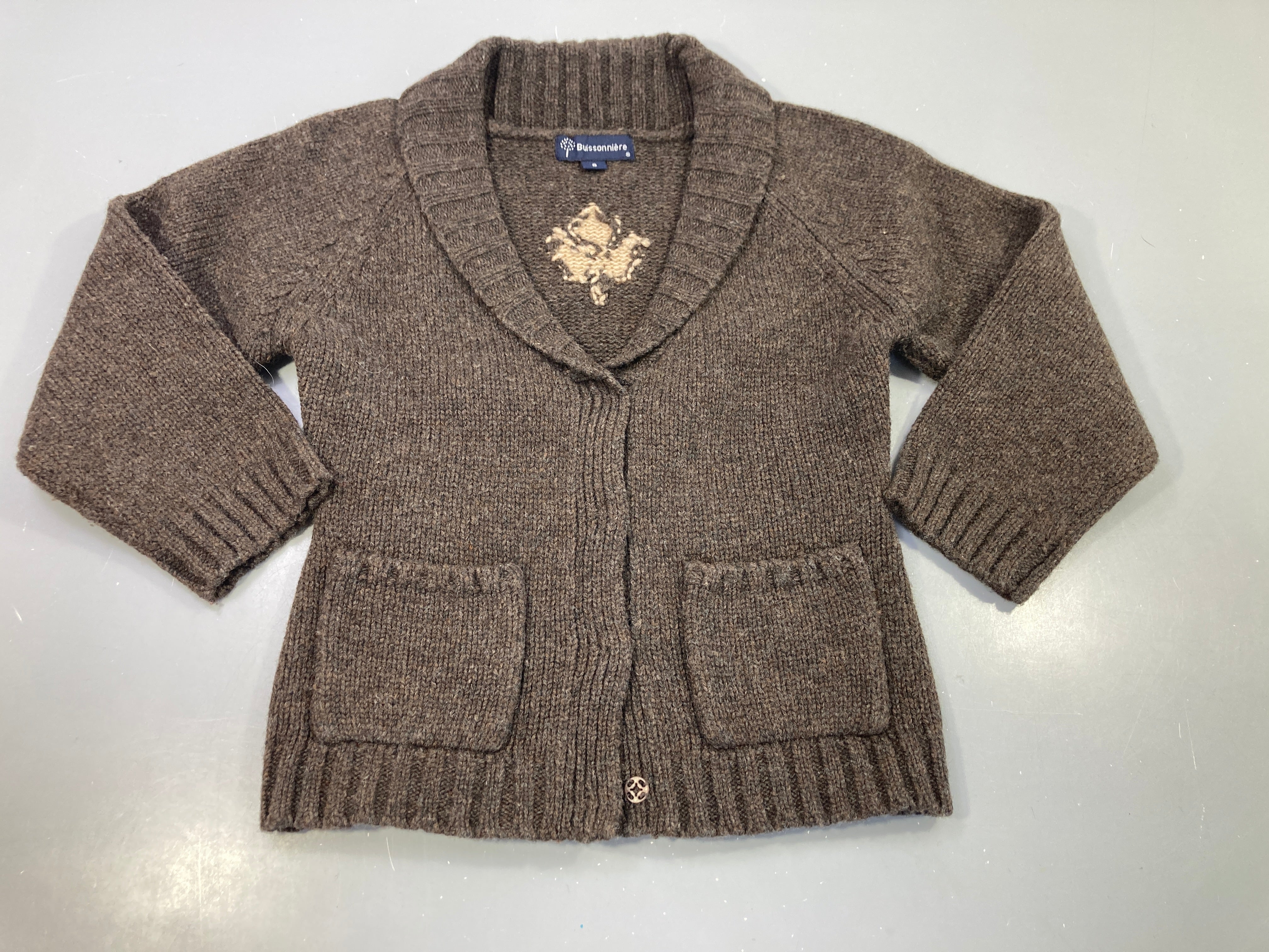 Gilet tricot brun, à l'arrière ceinture , dessins 2 renes et 1 feuille d'érable  100%laine