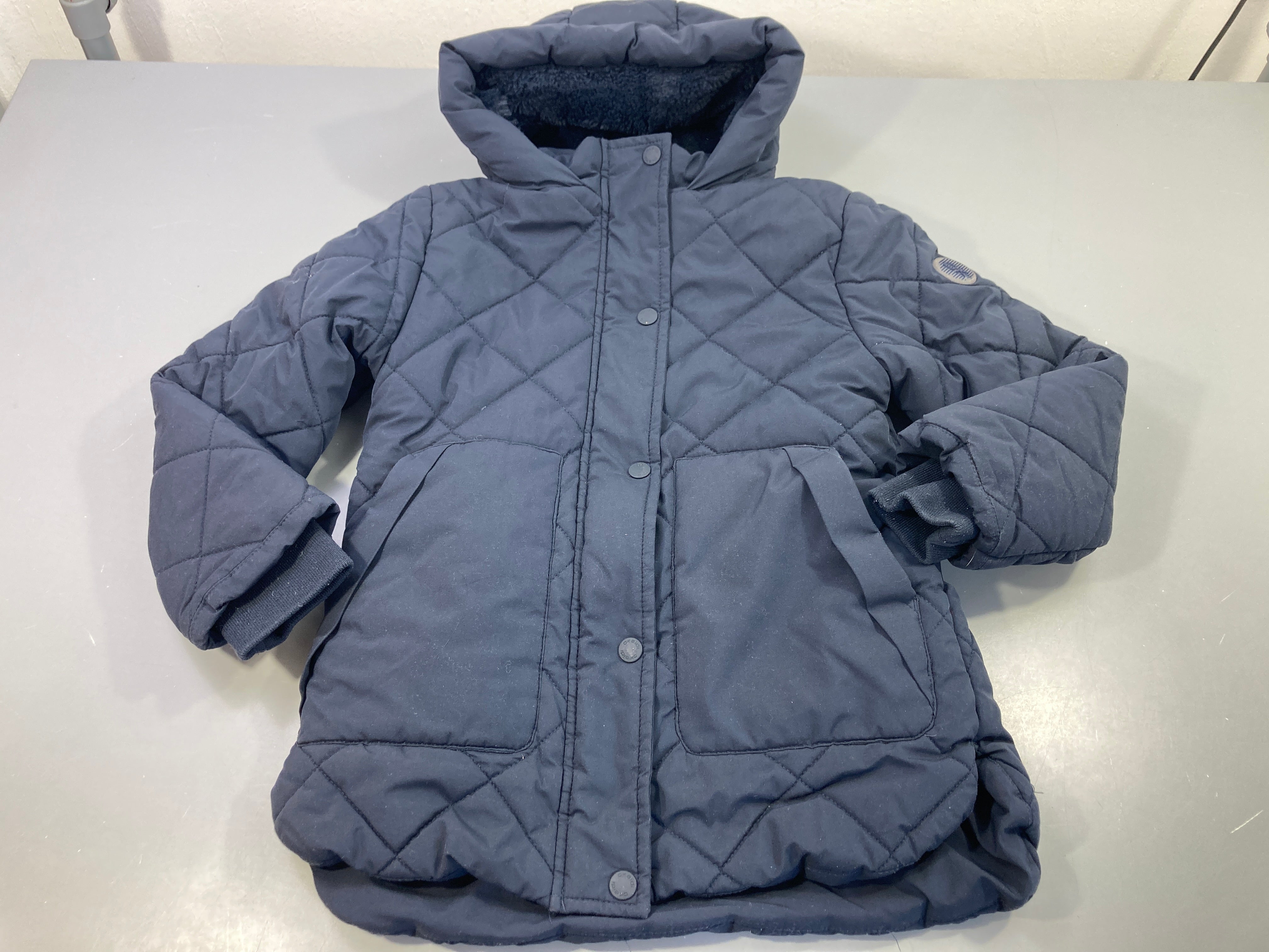 Veste zippée à capuche bleu marine, effet matelassé, intérieur doux et chaud