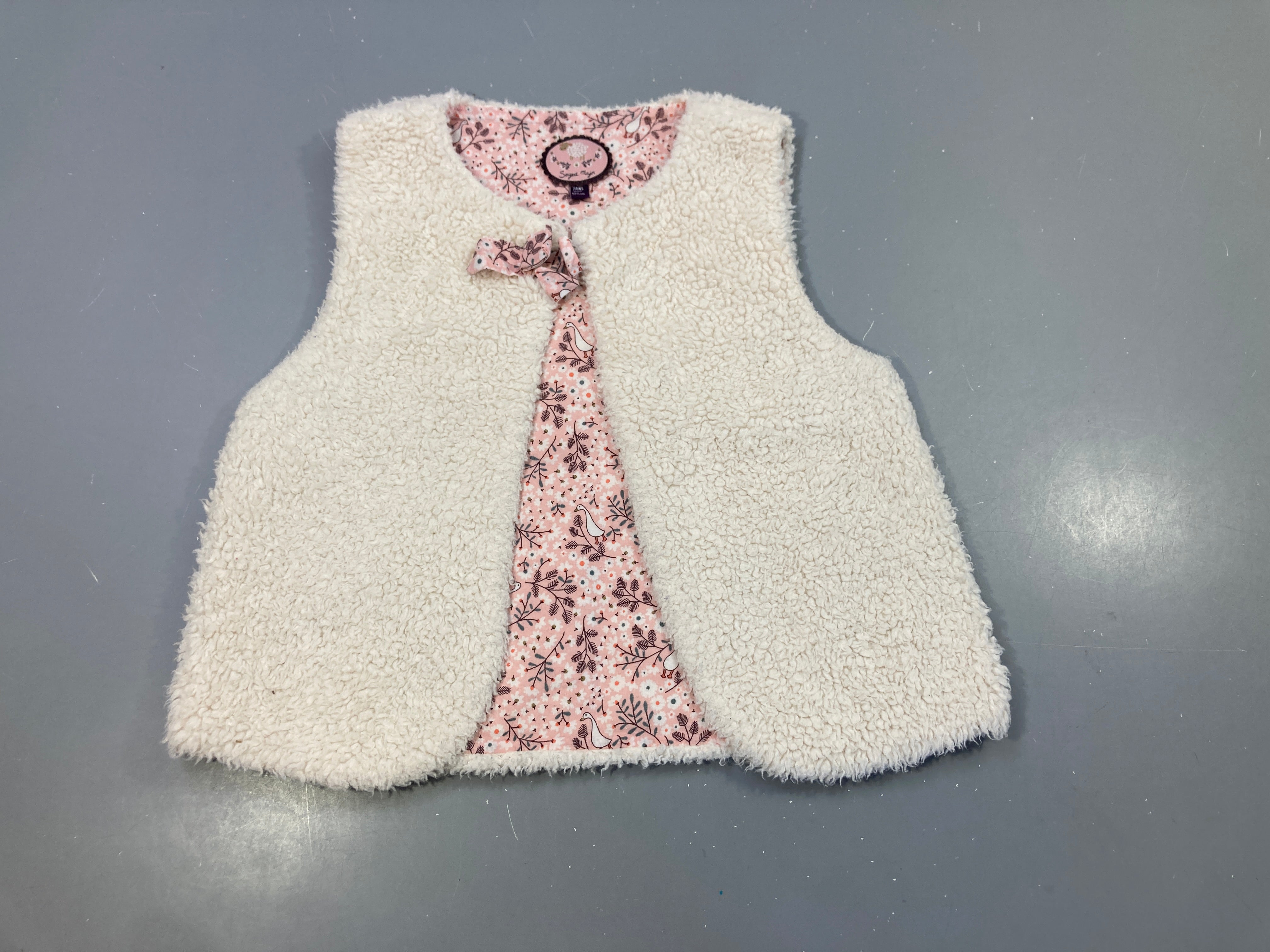 Gilet berger moutonné  écru, petit noeud rose fleuri
