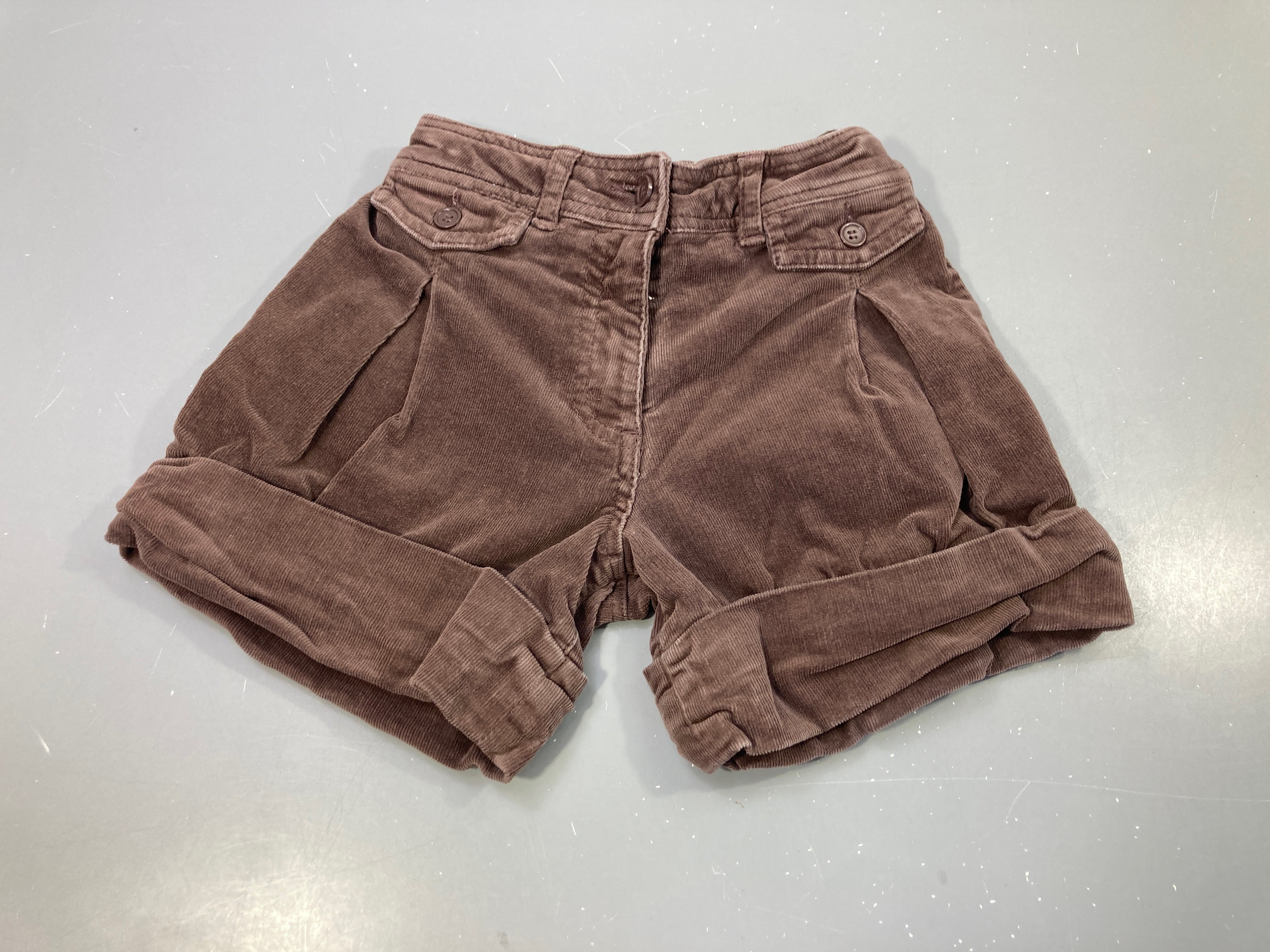 Short en velours côtelé brun  à revers