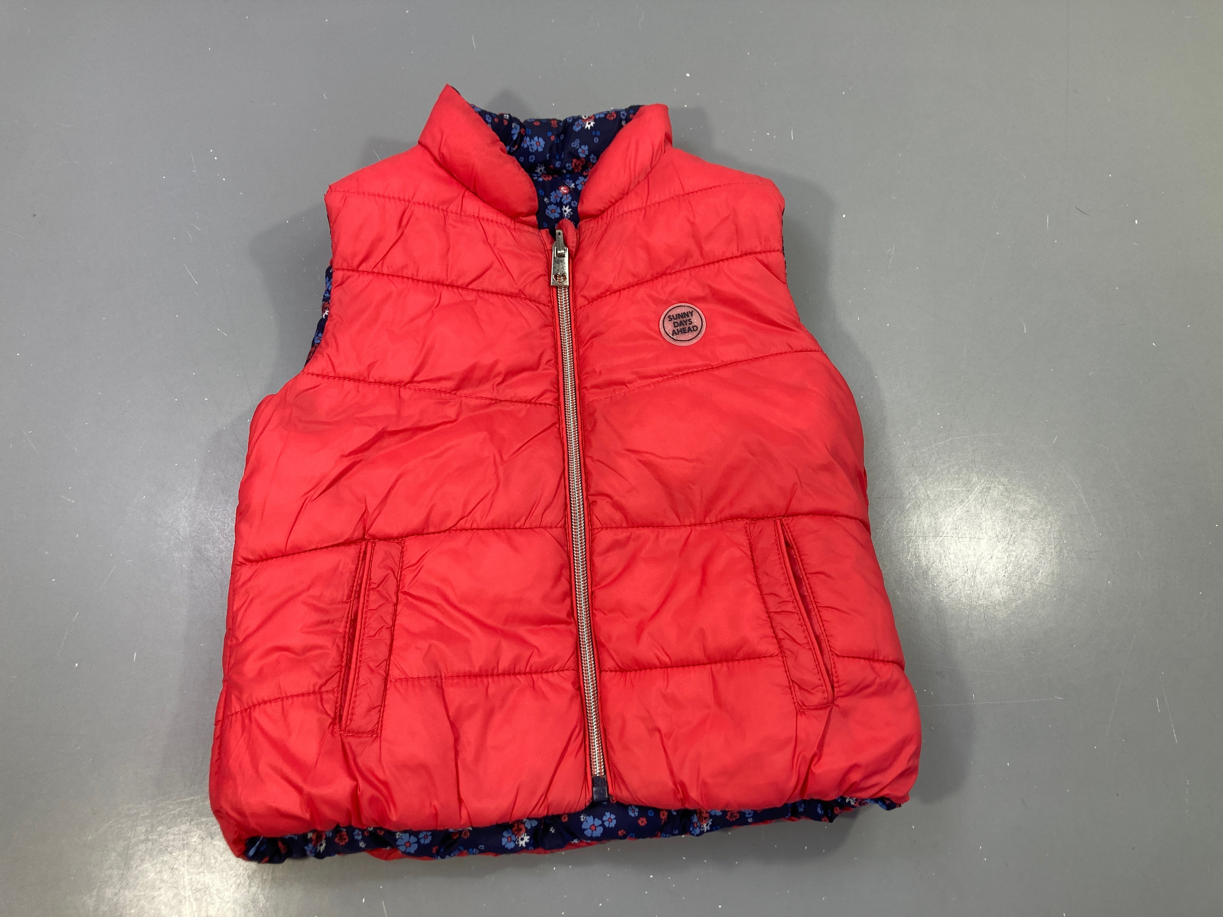 Bodywarmer réversible  bleu marine à fleur/ rose .  Tâché à relaver