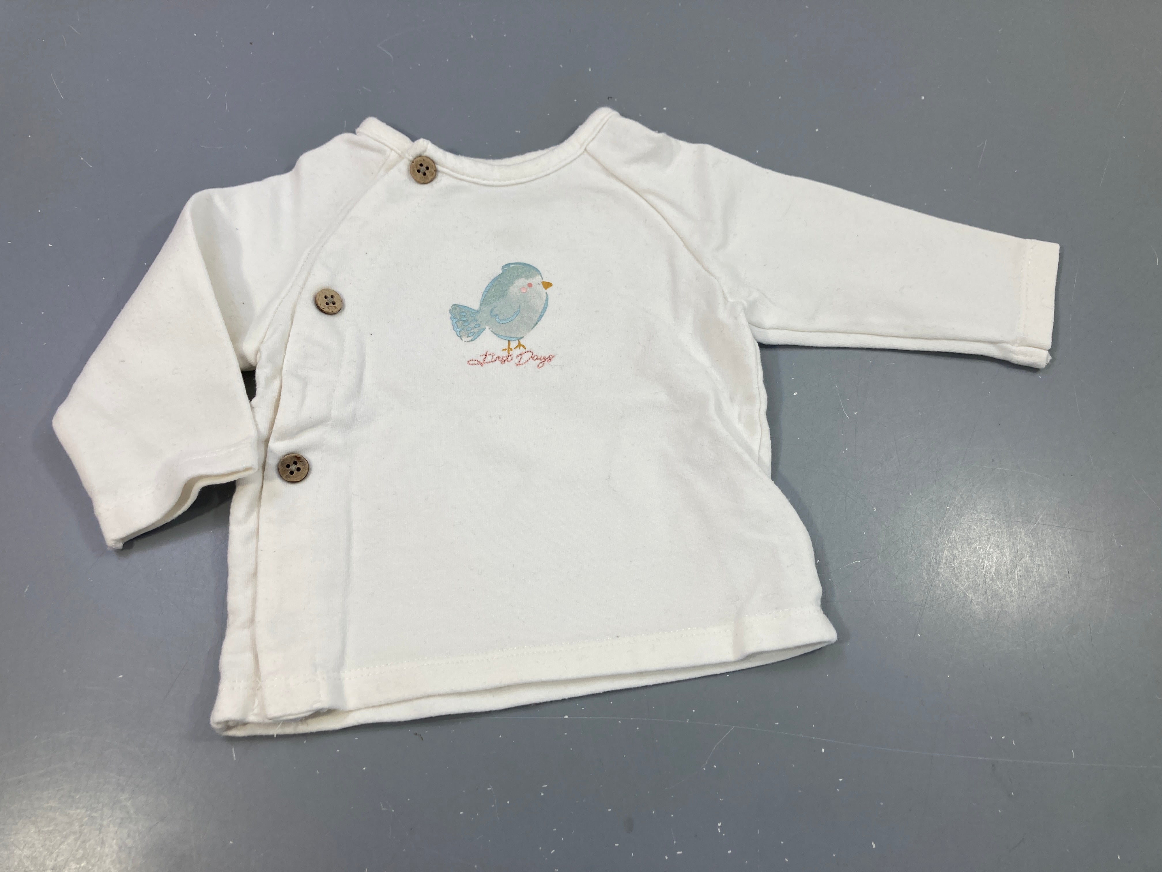 T-shirt m.l fermeture latéralle par boutons , oiseau bleu, très légèrement bouloché