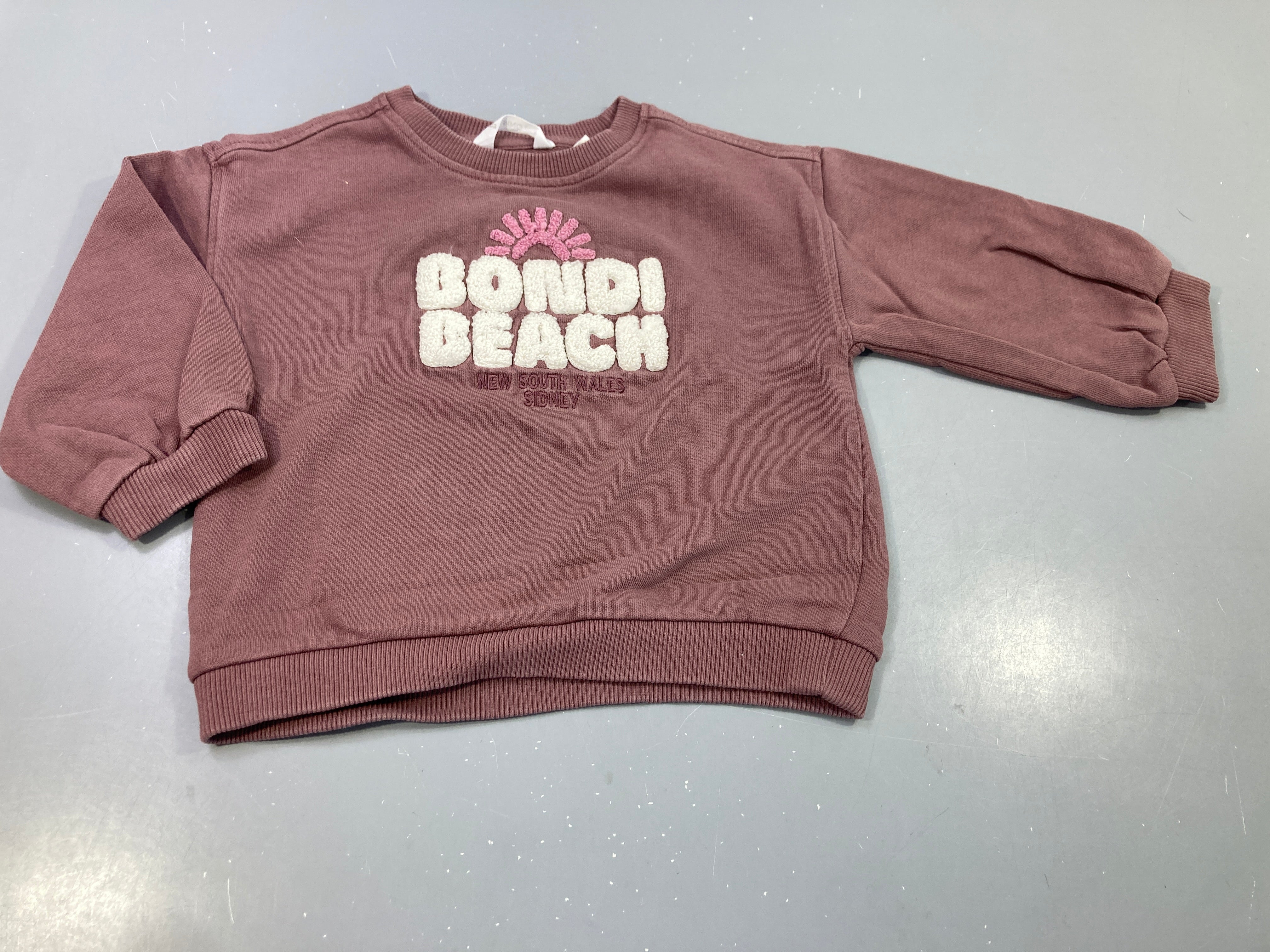 Sweat mauve écriture en relief 