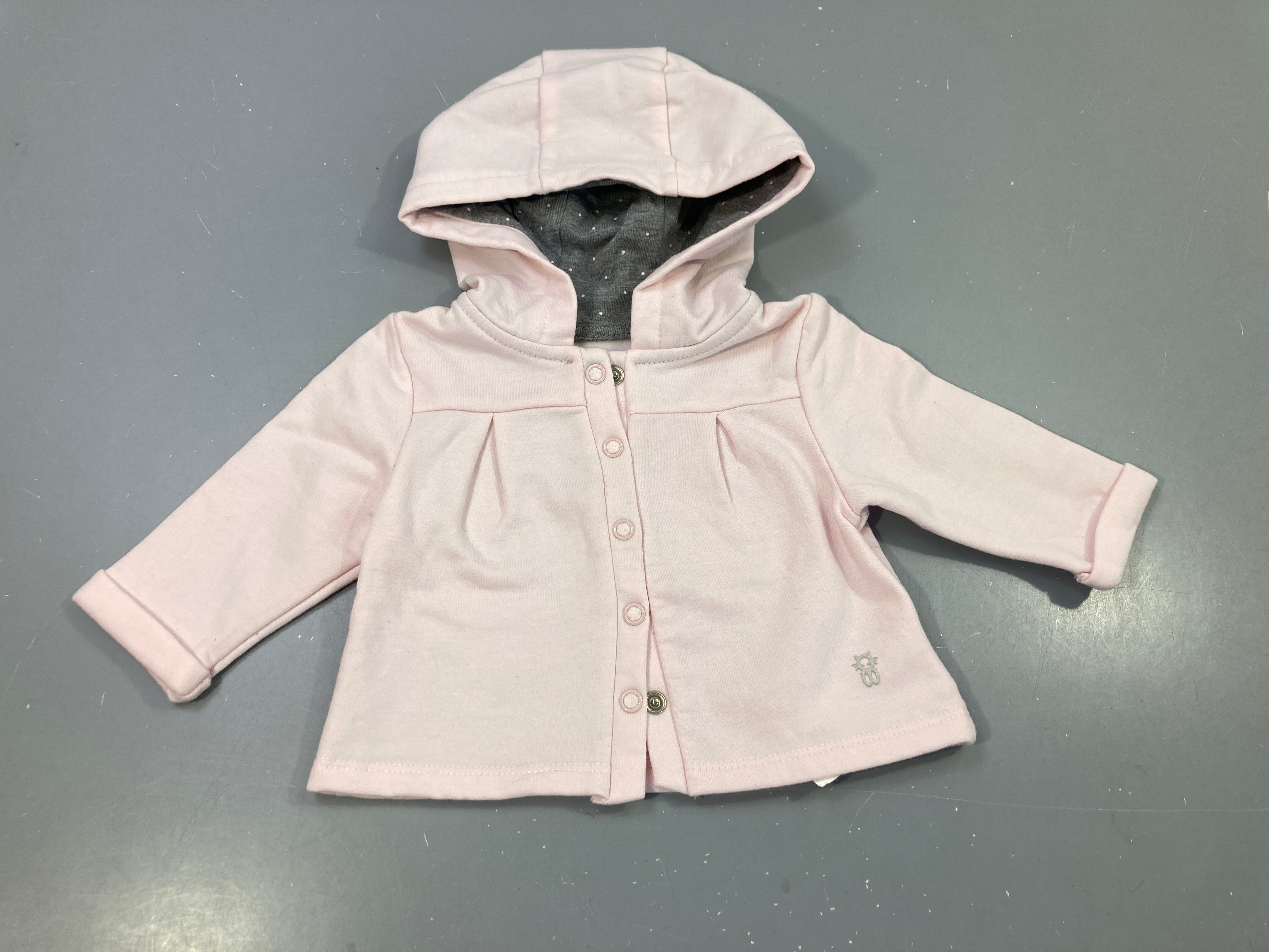 Gilet à capuche rose clair, fermeture par pressions, intérieur doux et chaud