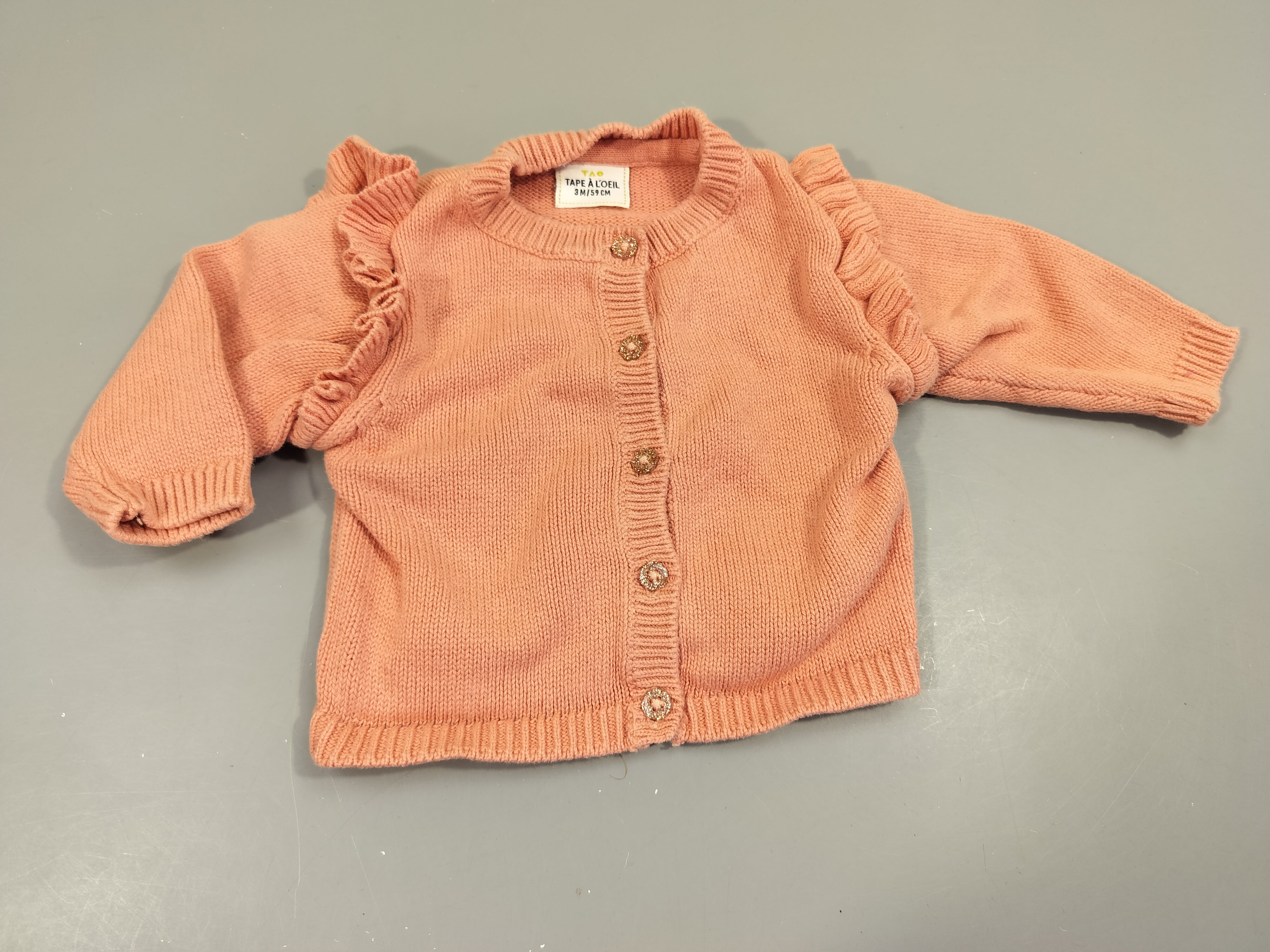 Gilet rose , boutons pailletés. Froufrous manches