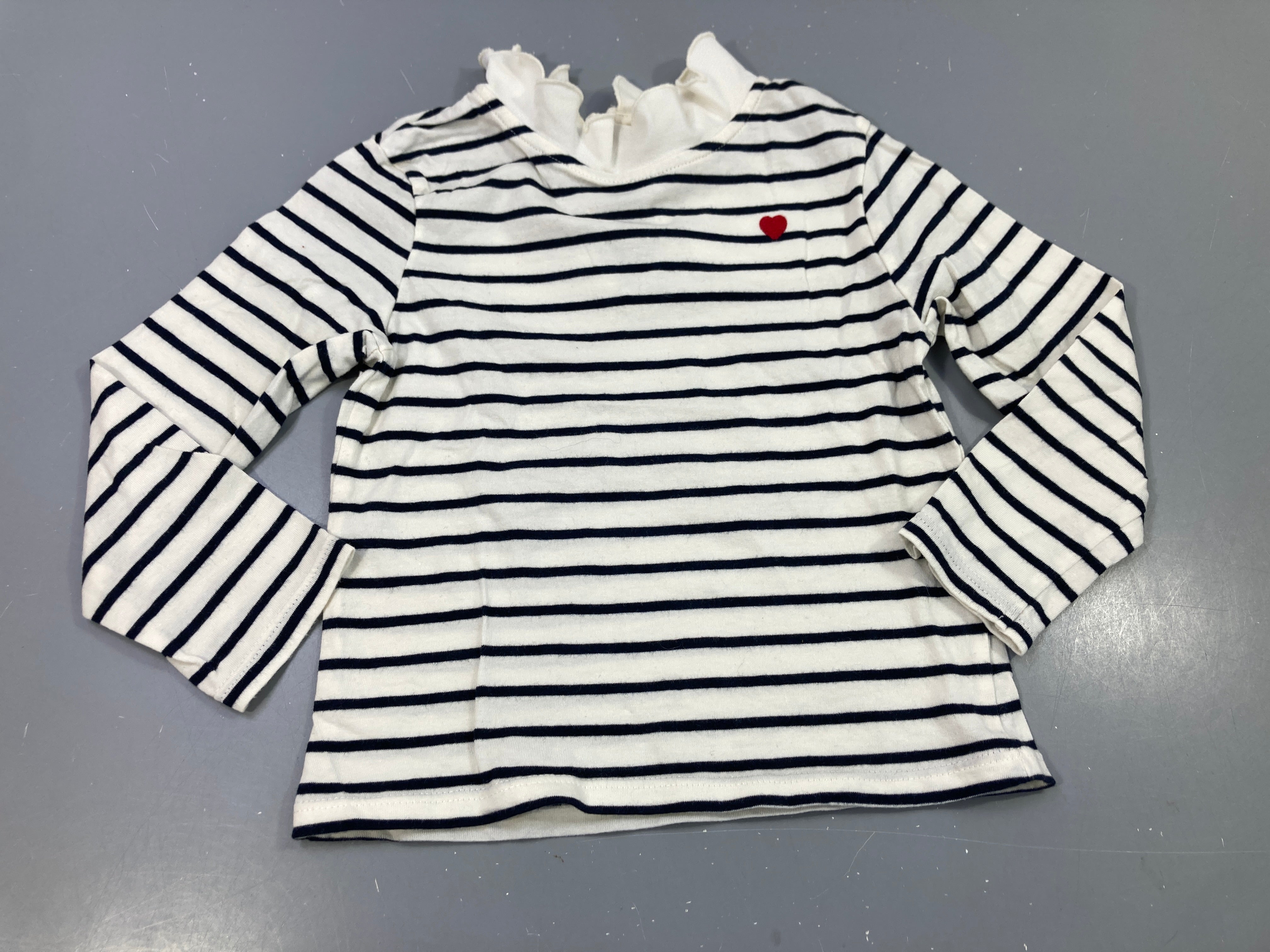 T-shirt m.l blanc rayé bleu marine, coeur rouge , col en dentelle blanc