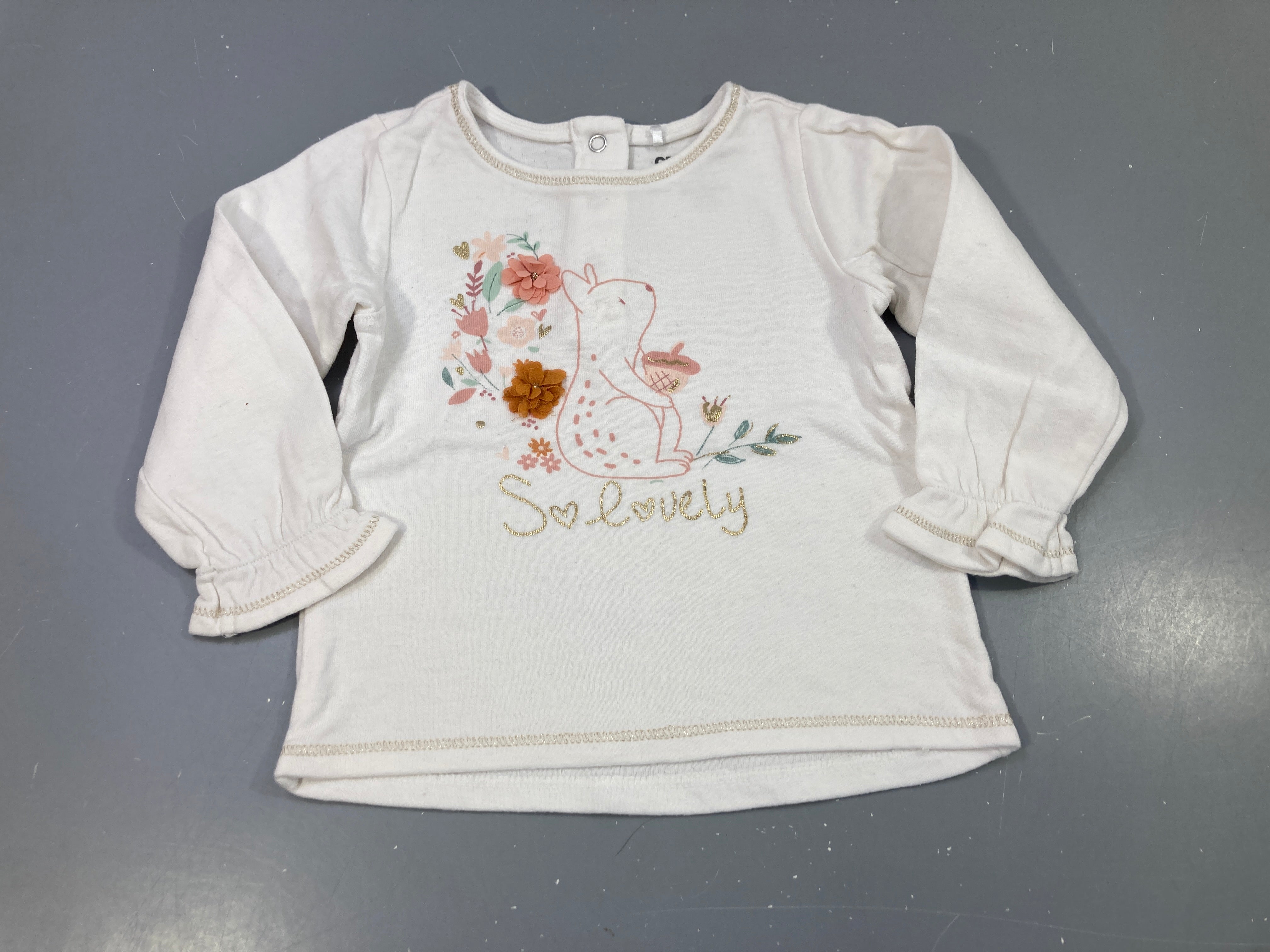 T-shirt m.l blanc, écureuil , fleurs en reliefs, très légèrement bouloché