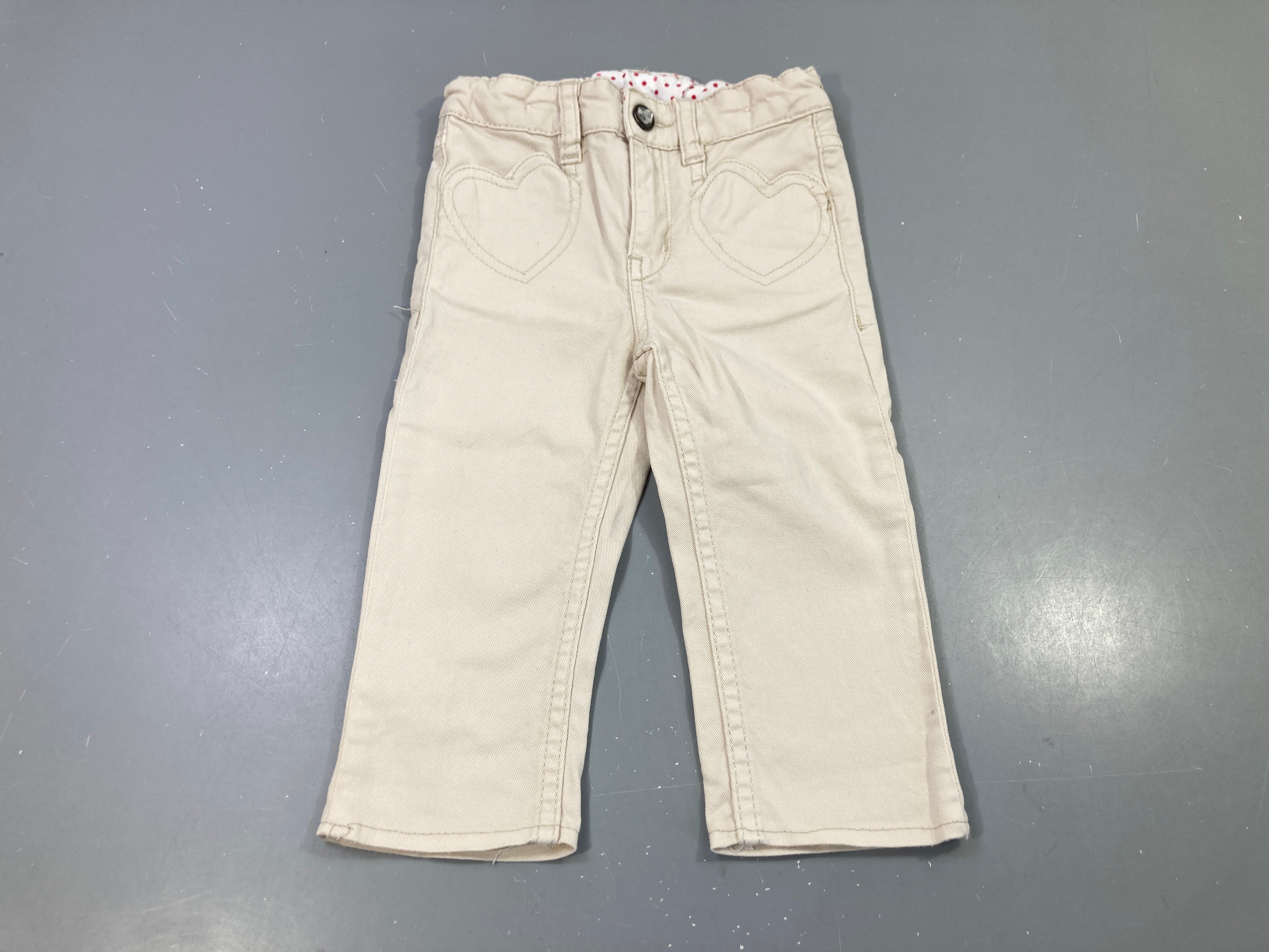 Pantalon beige, poches en coeurs