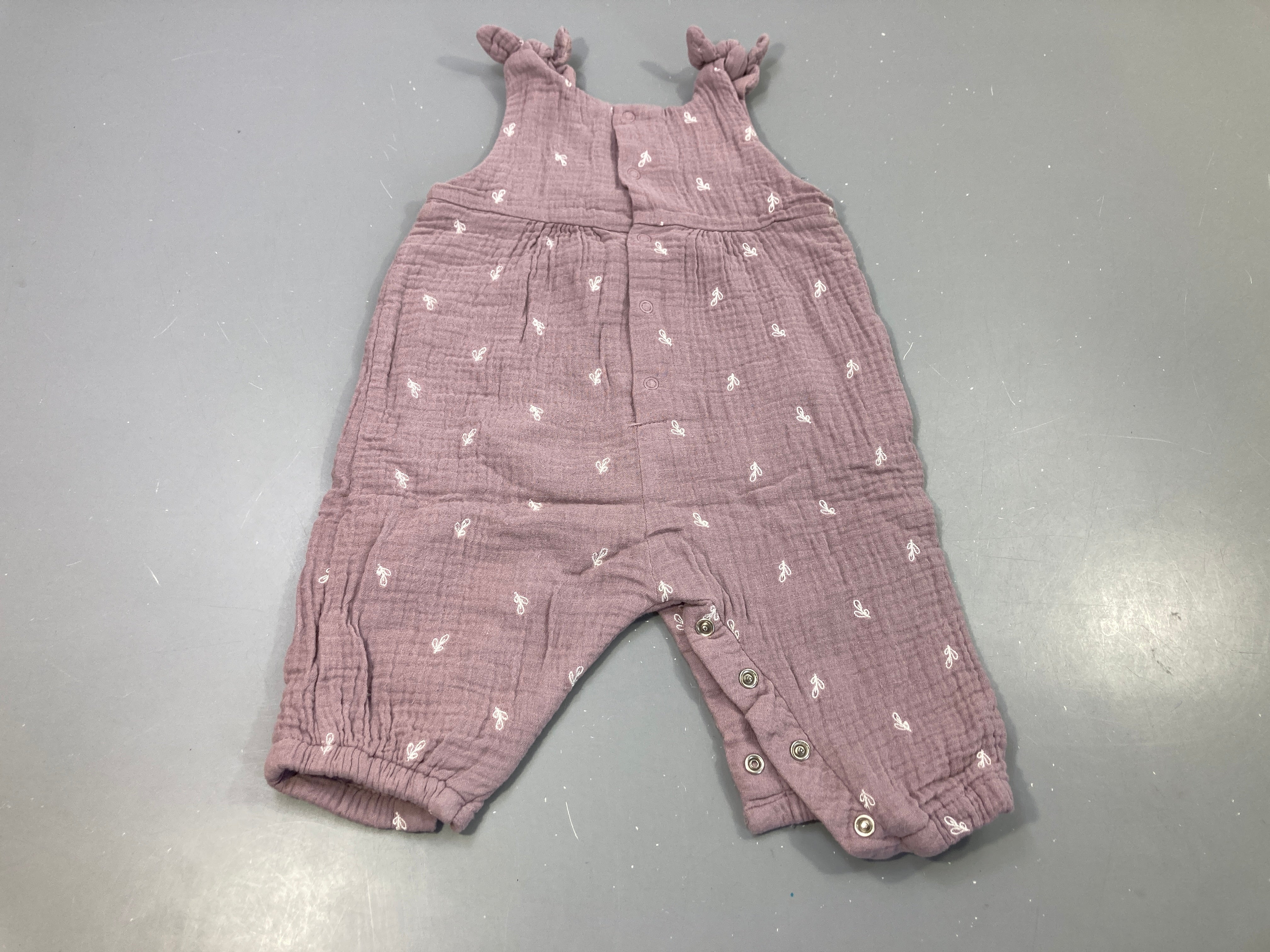 Combinaison  s.m   mauve poudré gauffré motifs feuilles blanches