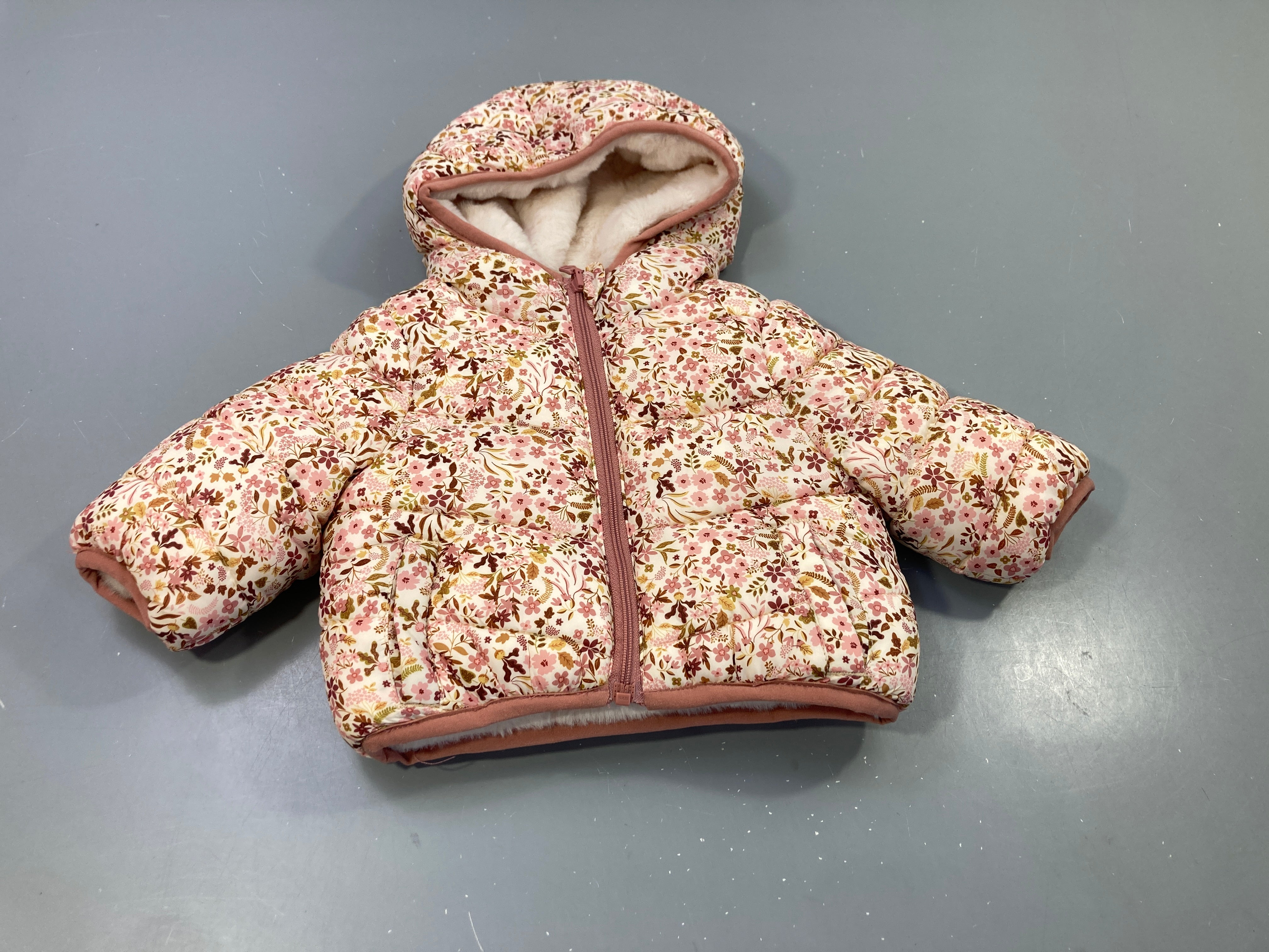 Veste zippée à capuche réversible écru à fleurs /  peluche écru . Pas de taille indiquée estimée