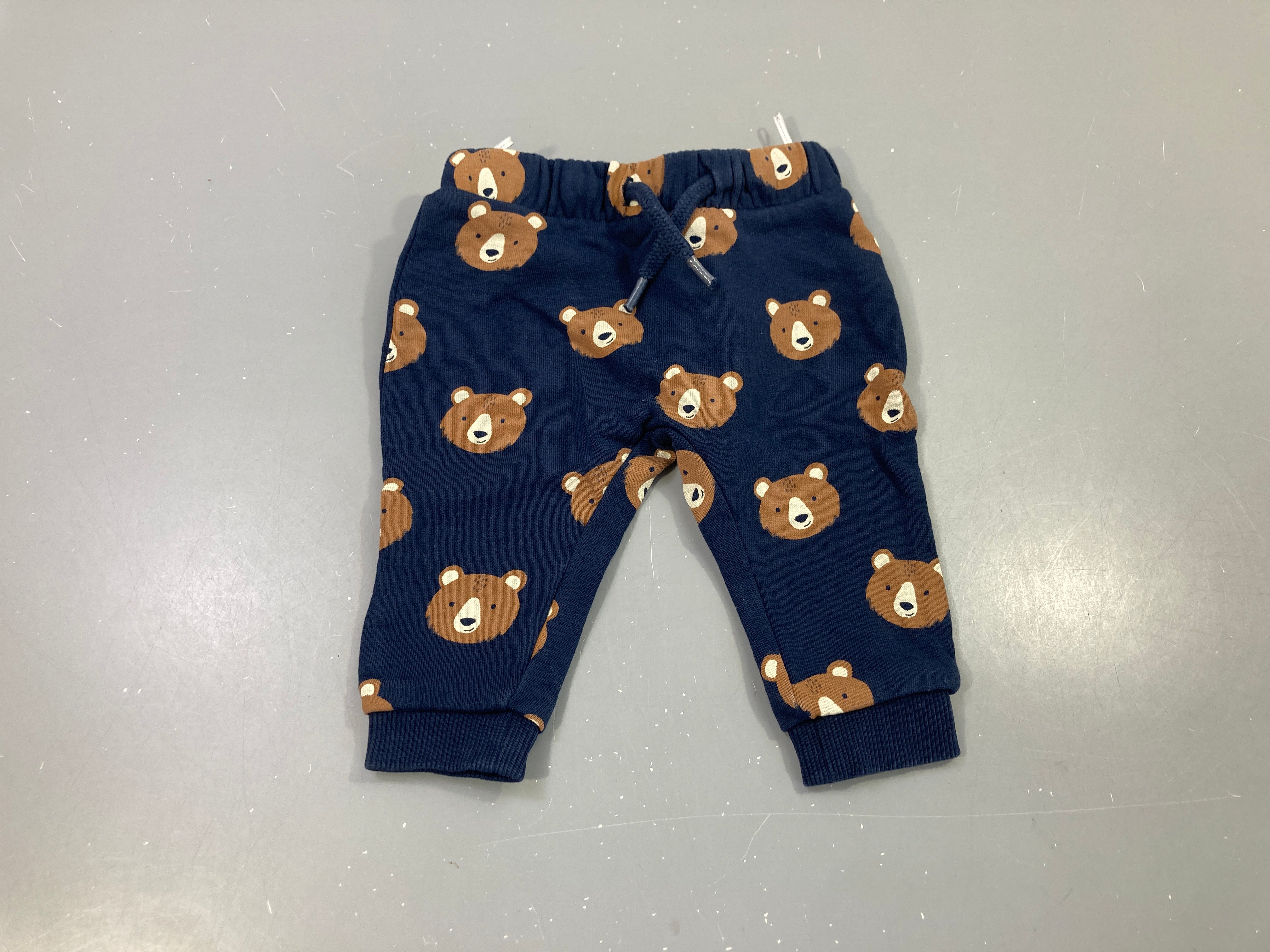 Pantalon molleton bleu marine ,têtes d'ours , taille et chevilles élastiques, intérieur doux et chaud