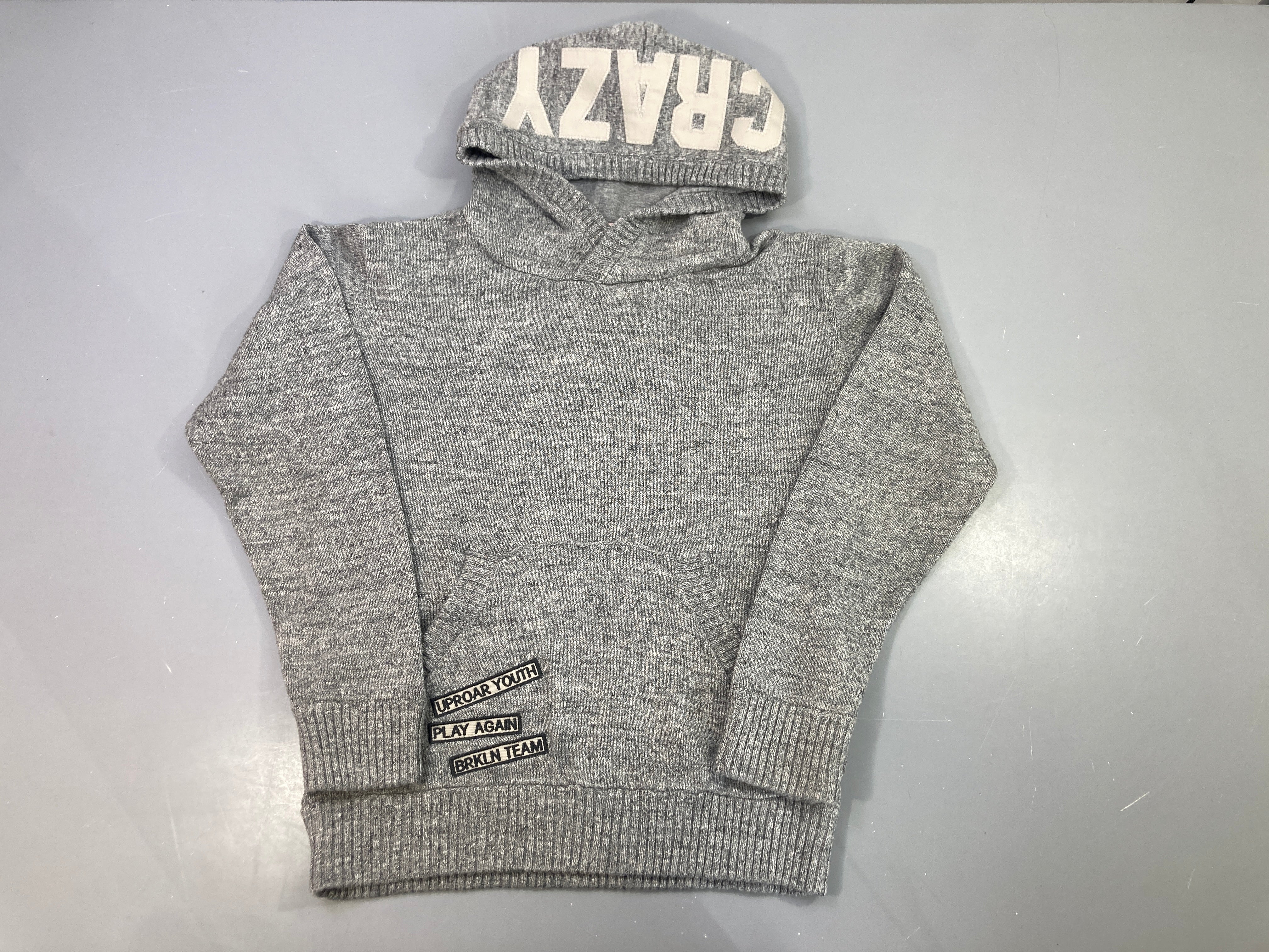 Pull à capuche gris chiné imprimé Crazy, patchs