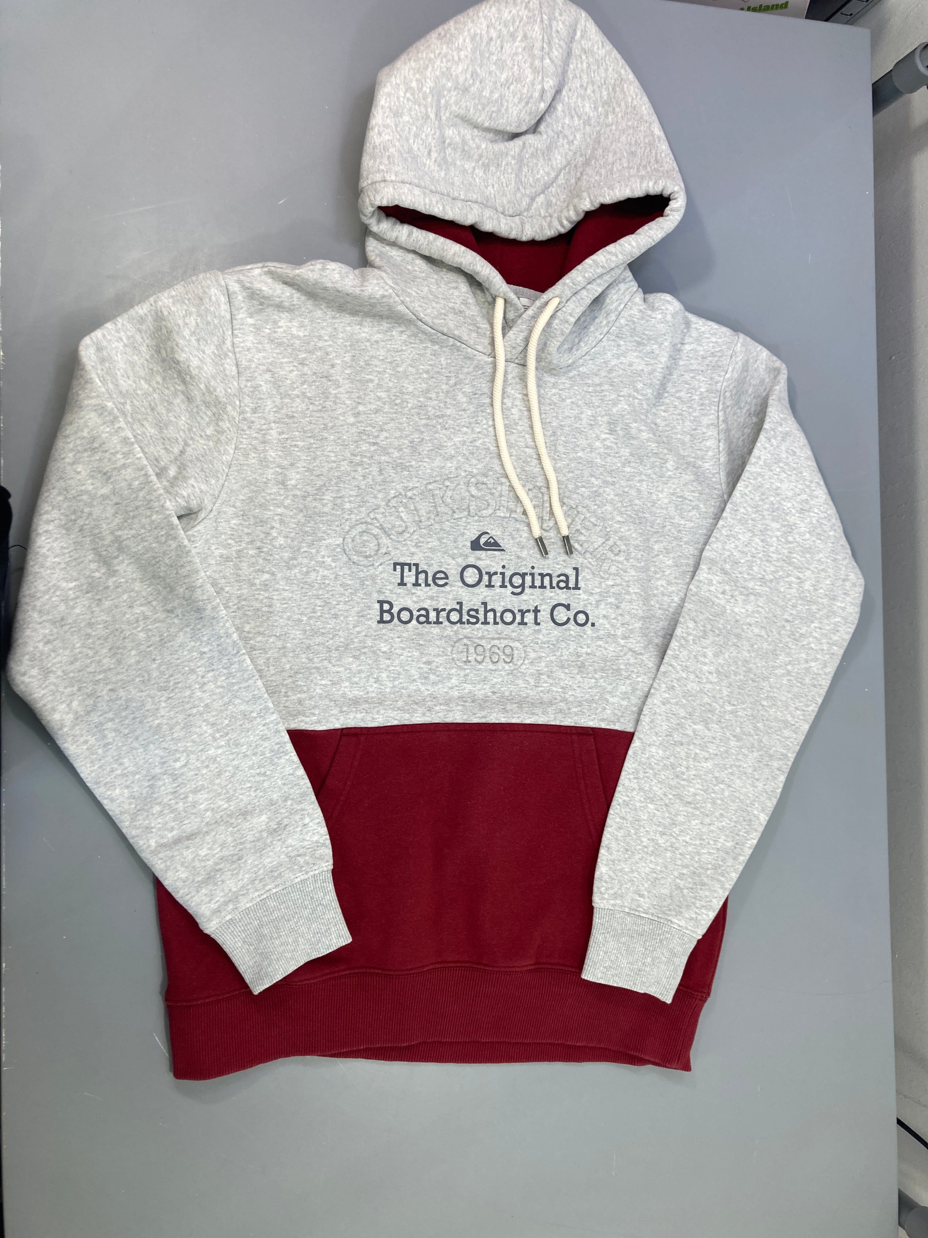 Sweat à capuche gris bordeaux imprimé