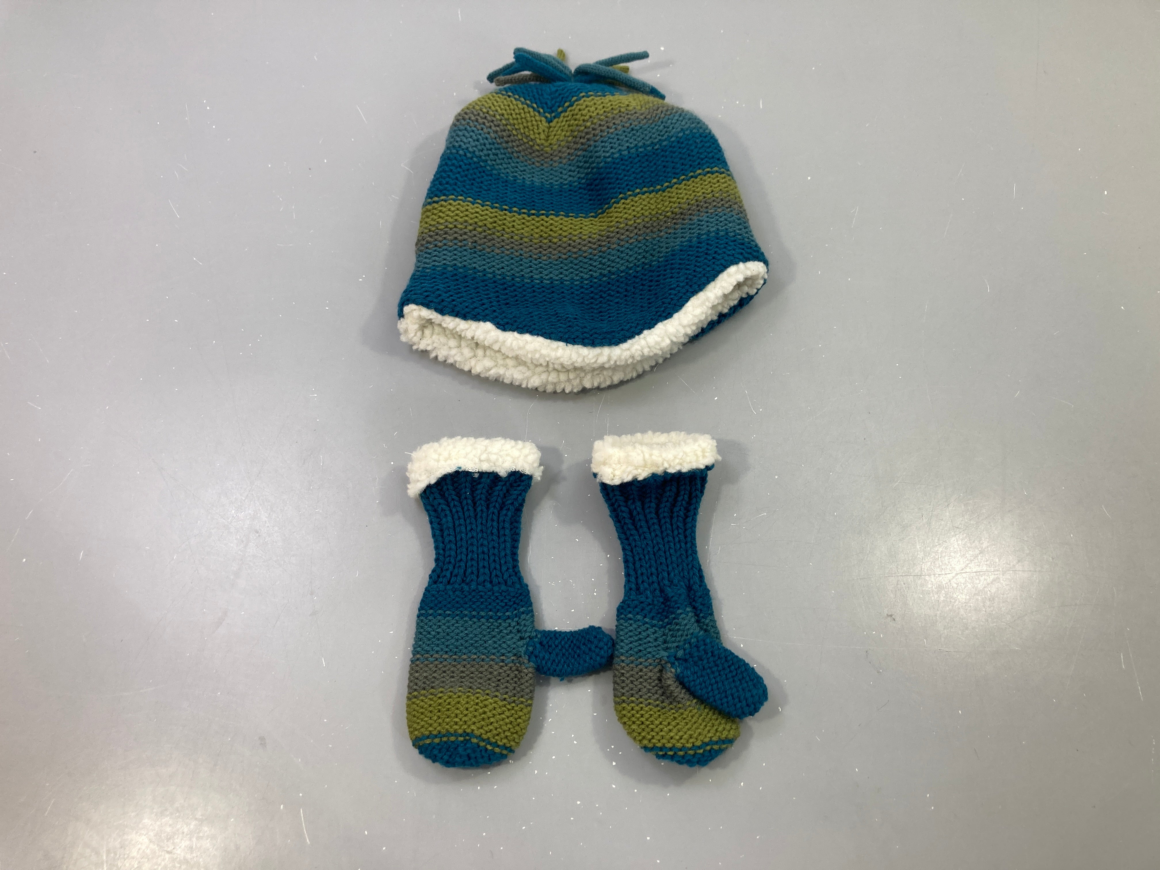 Bonnet et moufles tricotés rayés bleu vert doublé polar