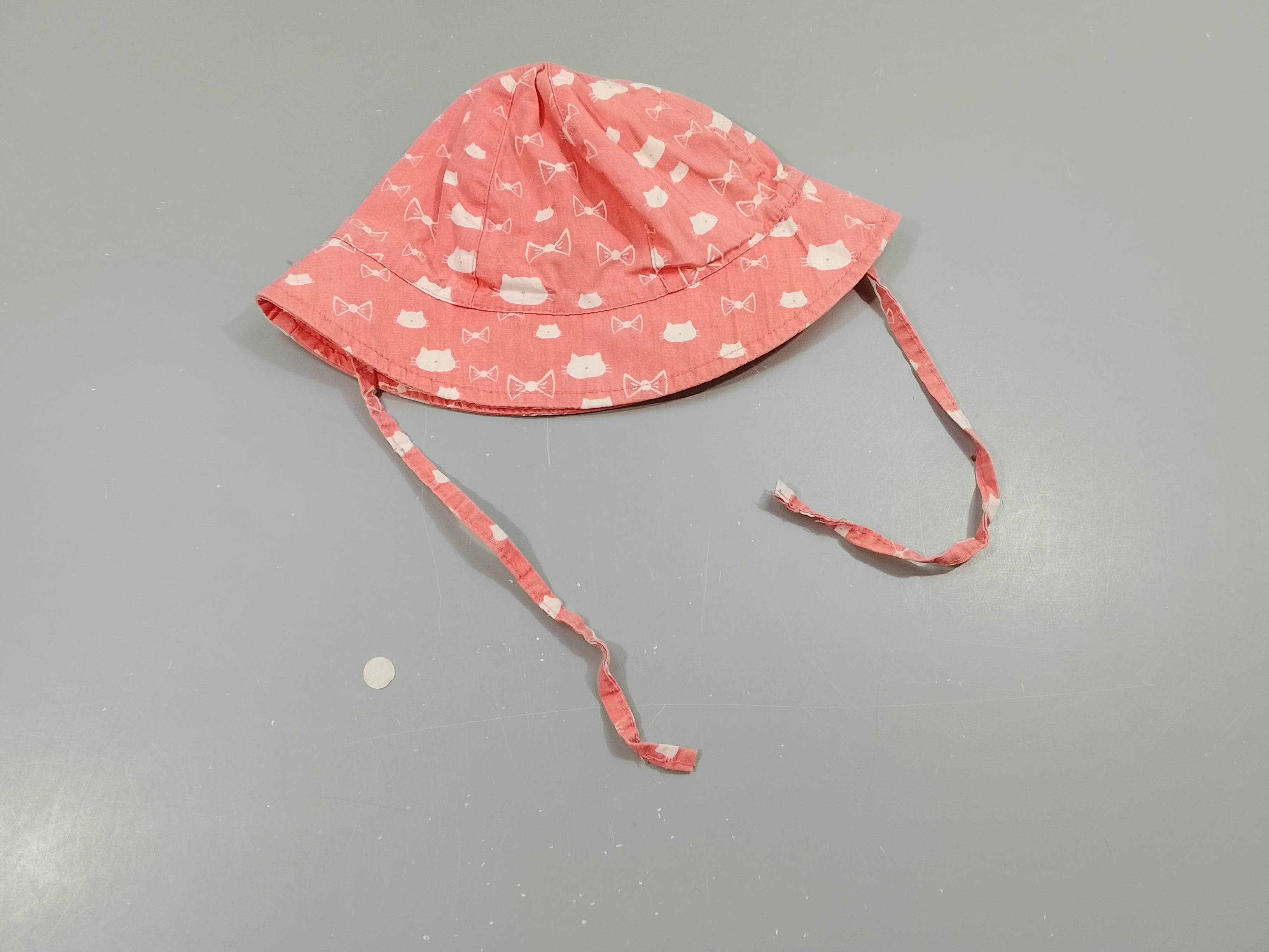 Chapeau de soleil rose , têtes de chats et et noeuds blancs