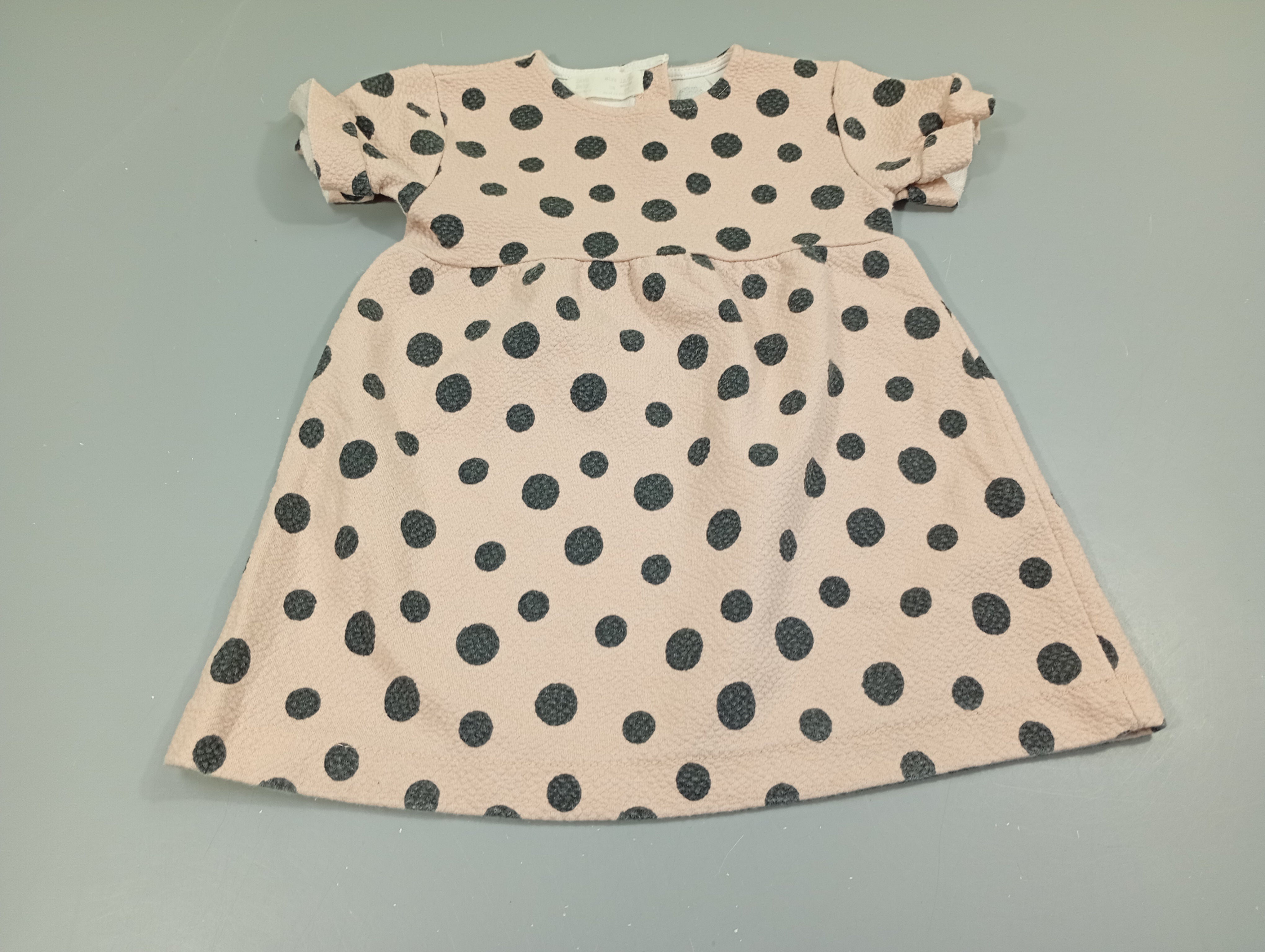 Robe m.c  rose pâle à pois bleu marine texturé