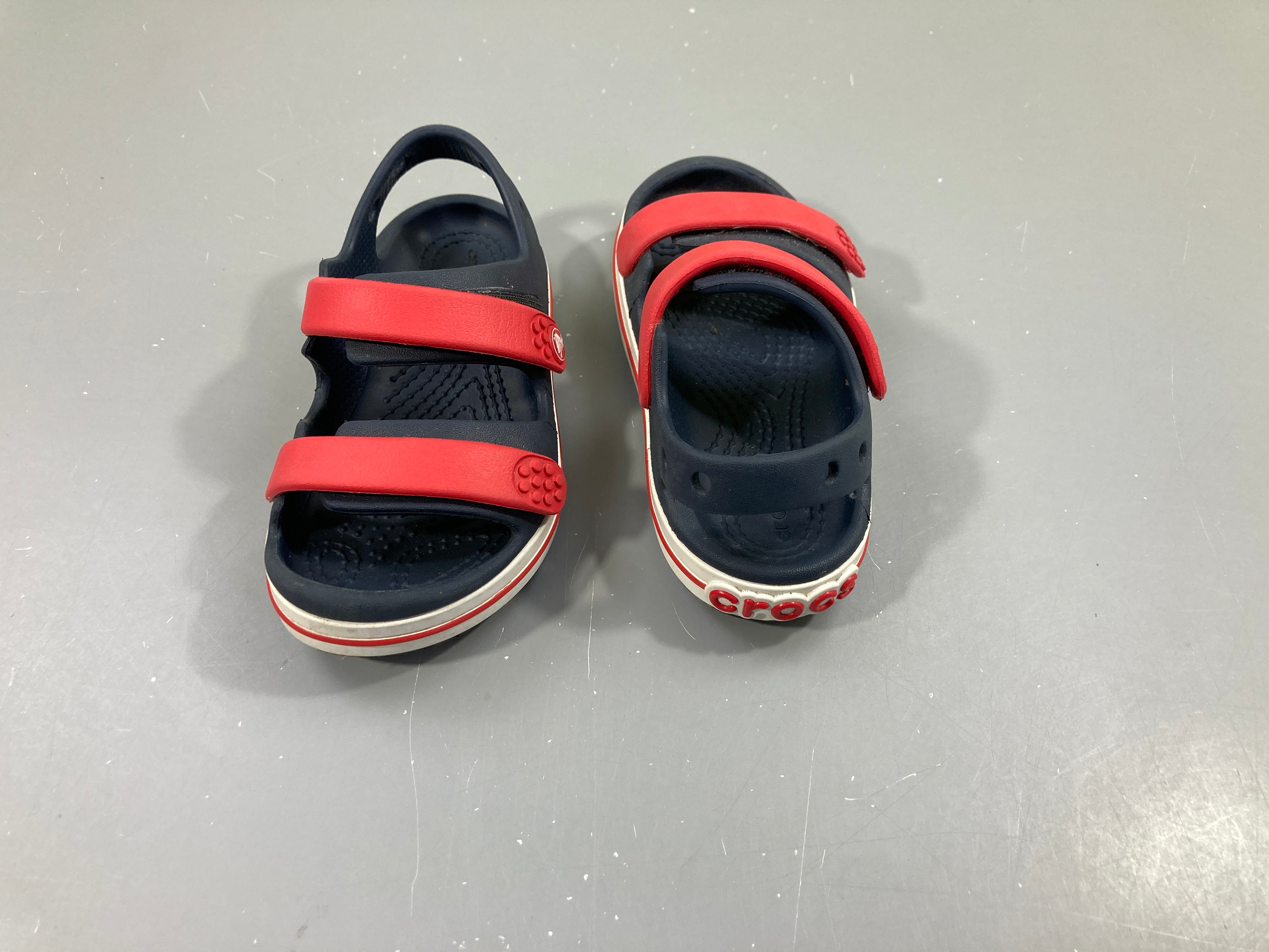 Sandales Crocs bleues-rouges C8