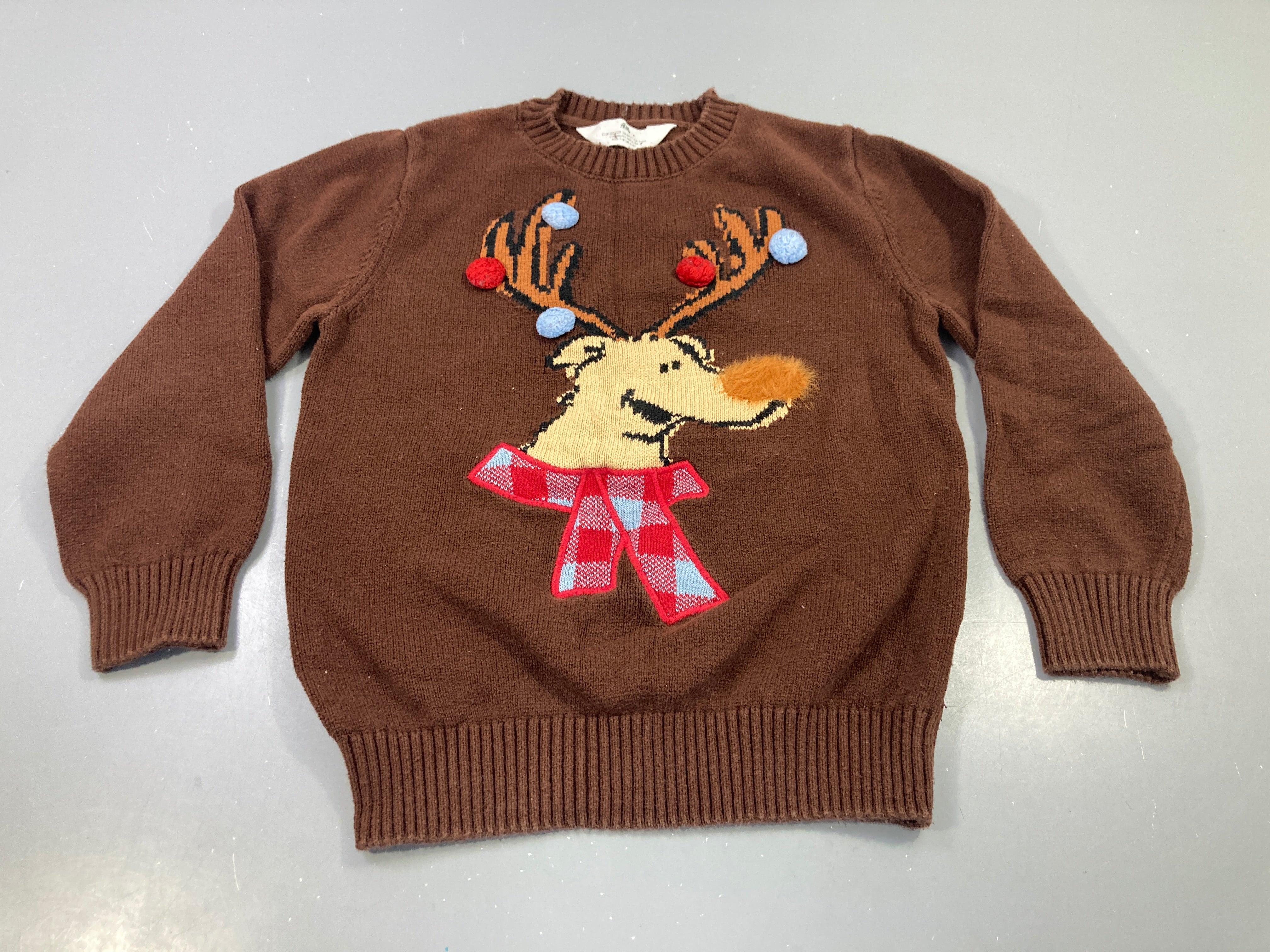 Pull marron renne brodé, pompons