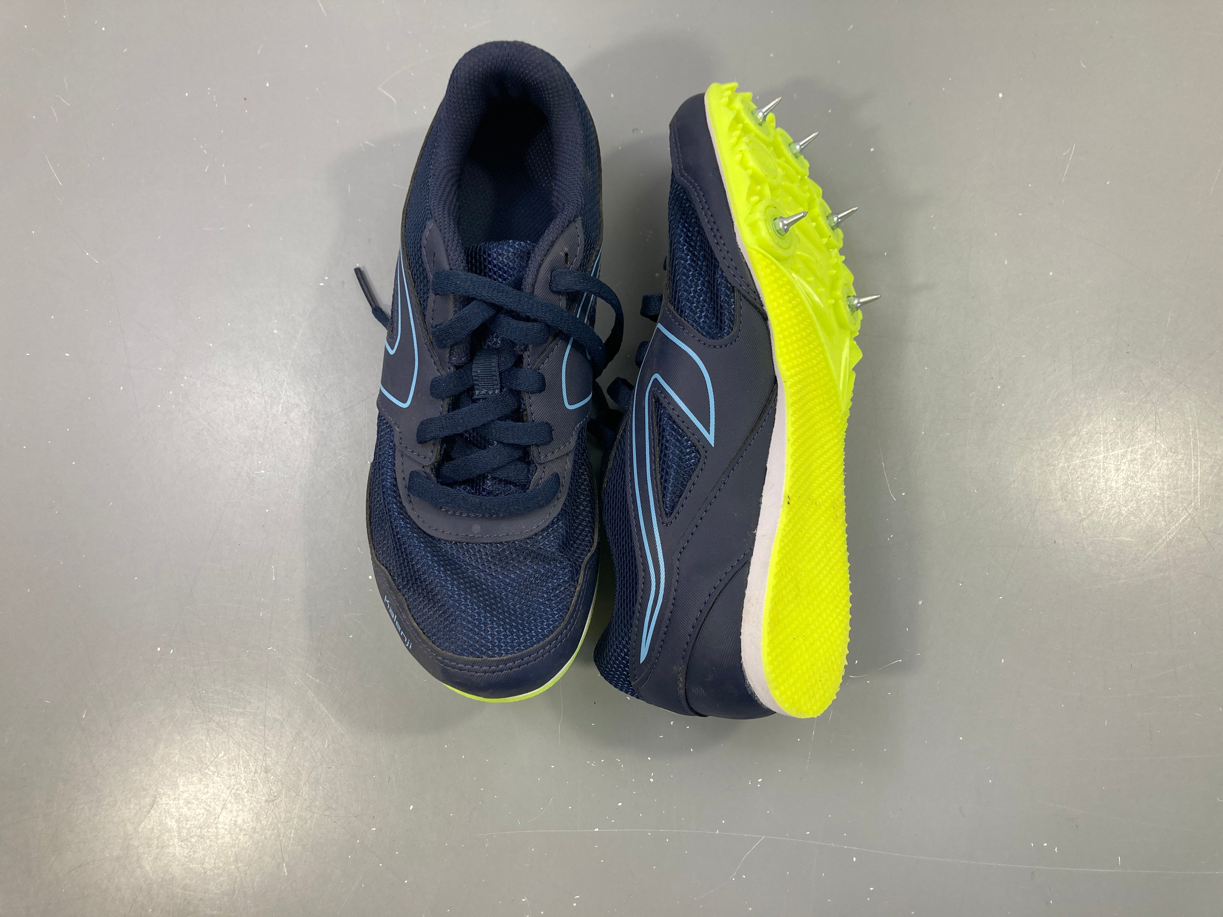 Chaussures à pointes marine et jaune fluo athlétis.me, Kalenji