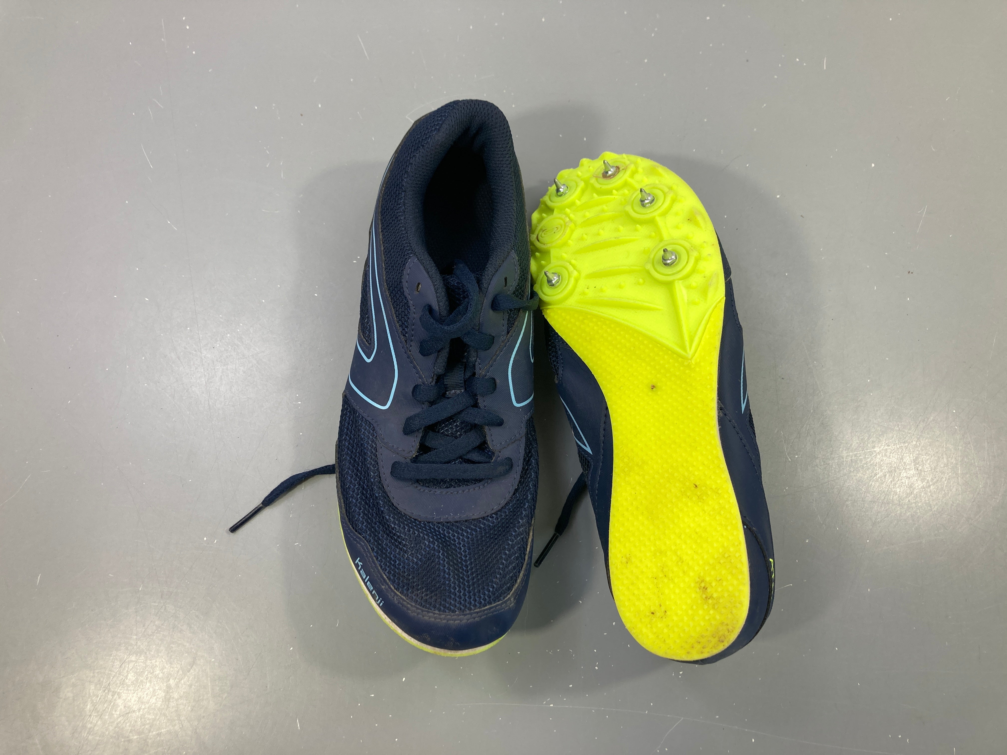 Chaussures à pointes marine et jaune fluo athlétis.me, Kalenji