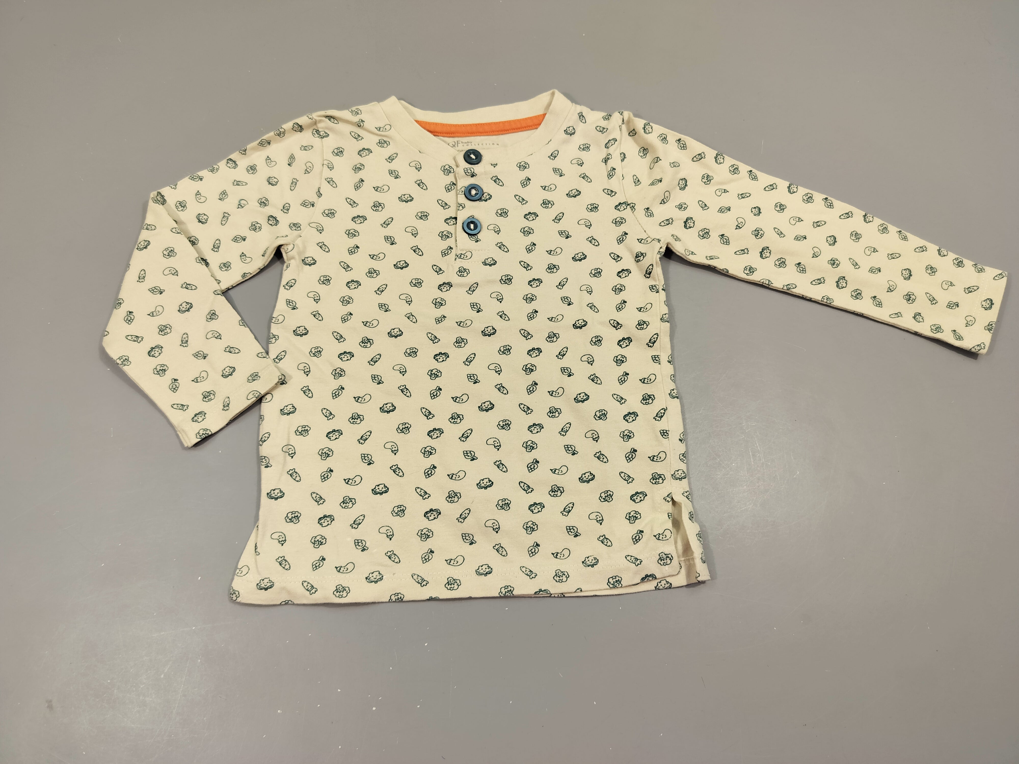 T-shirt m.l beige très clair motifs légumes bleu marine  (laitues, carottes,..)95% coton 5% élasthanne
