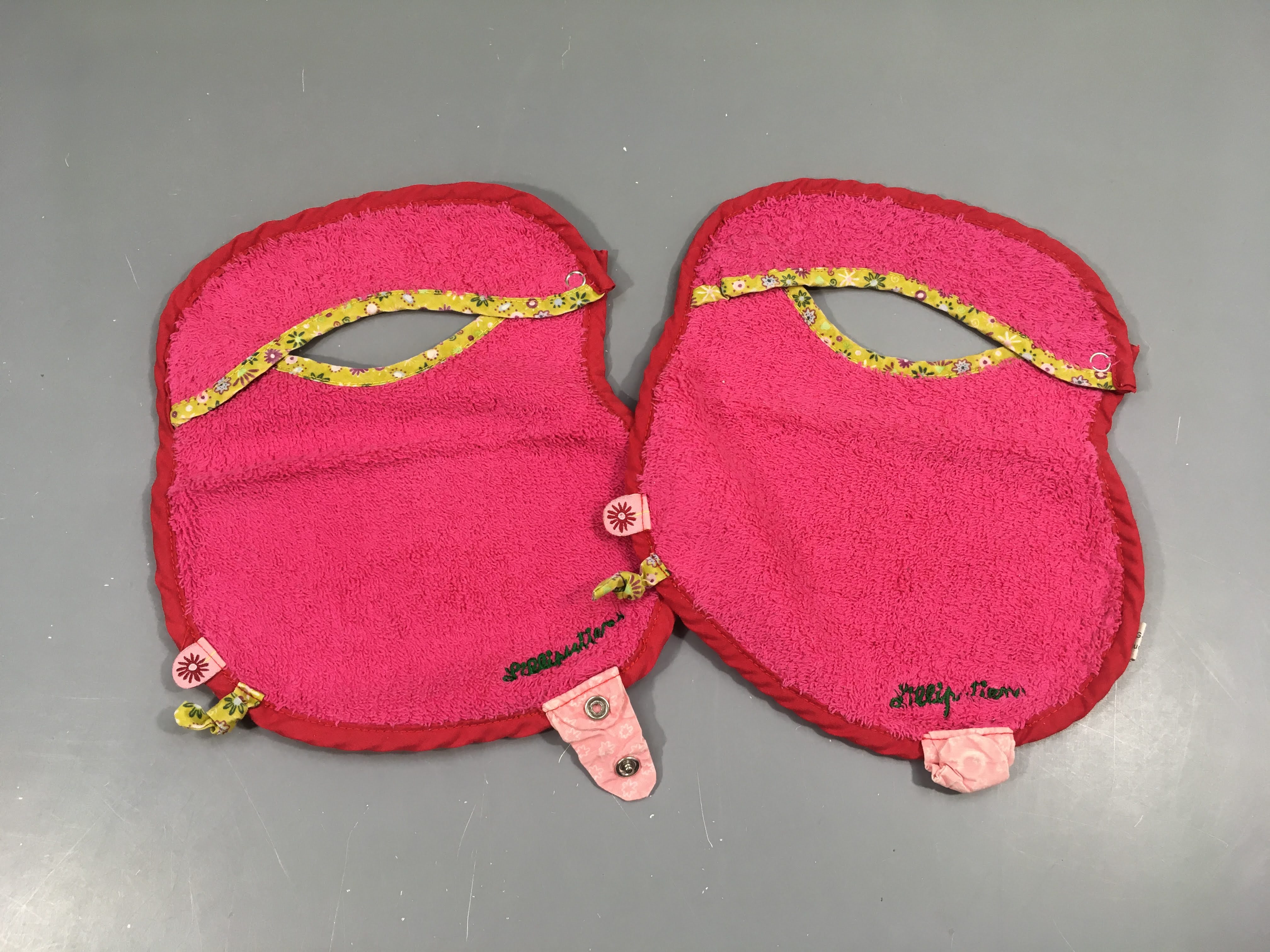 2 Bavoirs fuschia  Liz avec pression pour attache tétine
