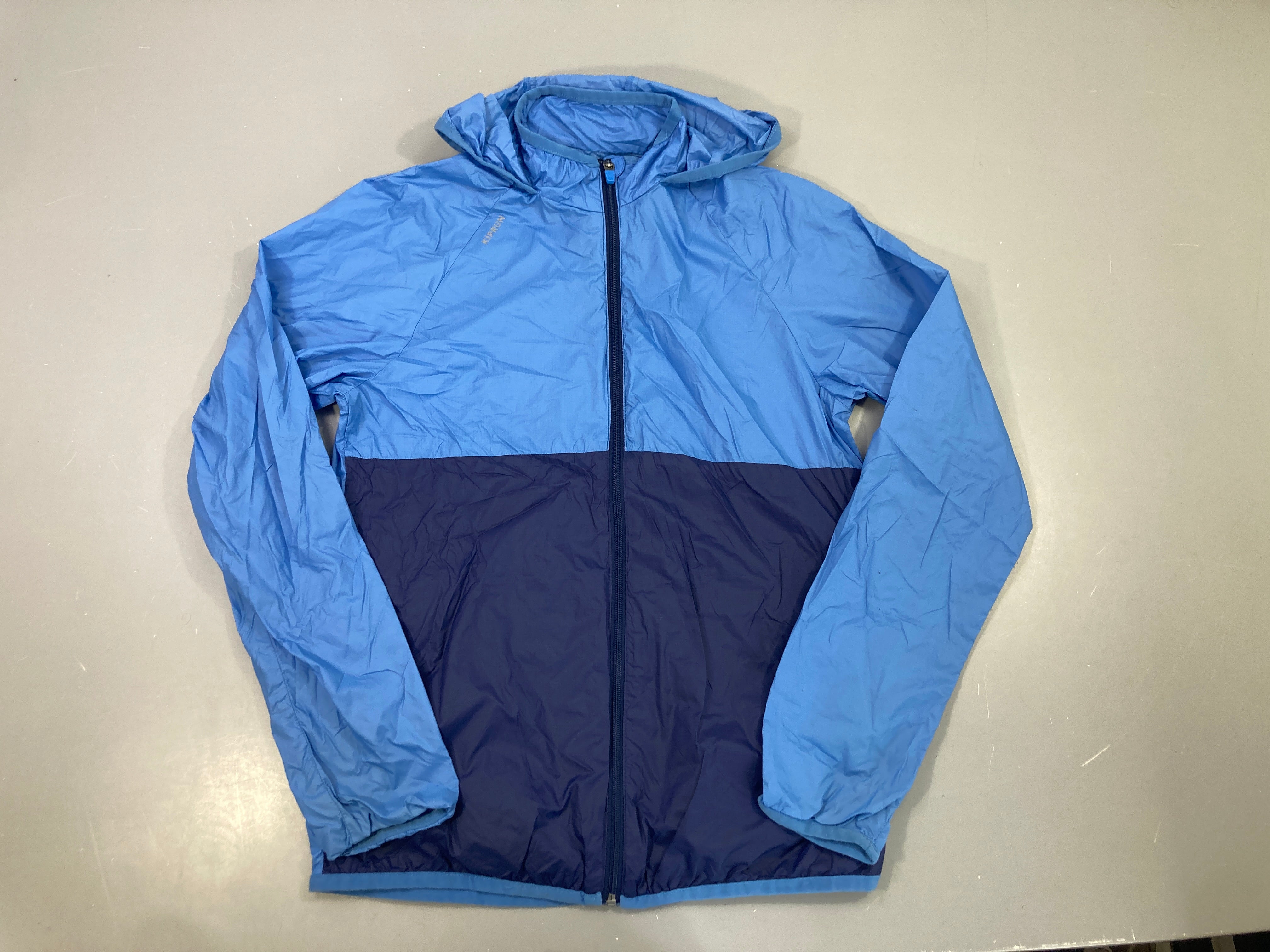 Veste coupe-vent bleu et bleu marine capuche, Kiprun