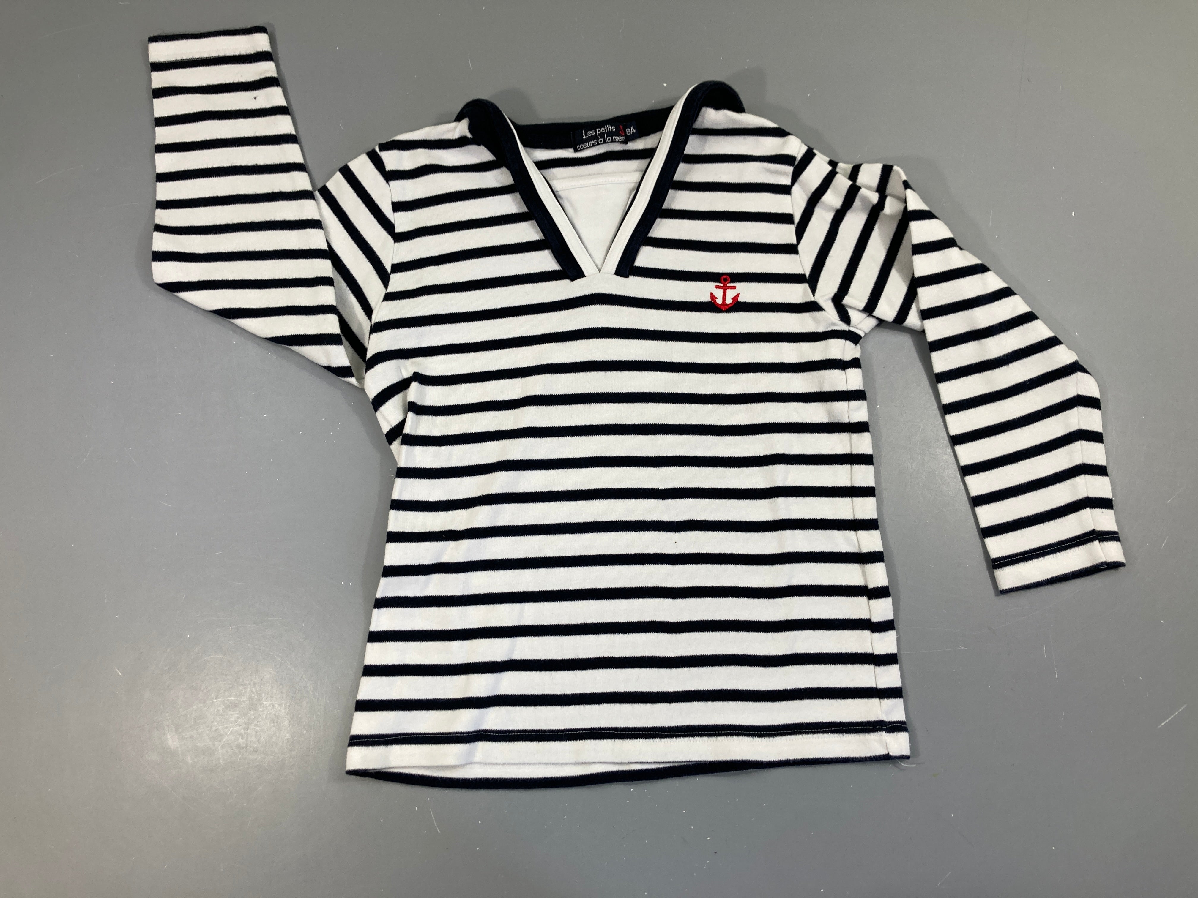 Sweat blanc rayé bleu foncé col marin, légèrement bouloché