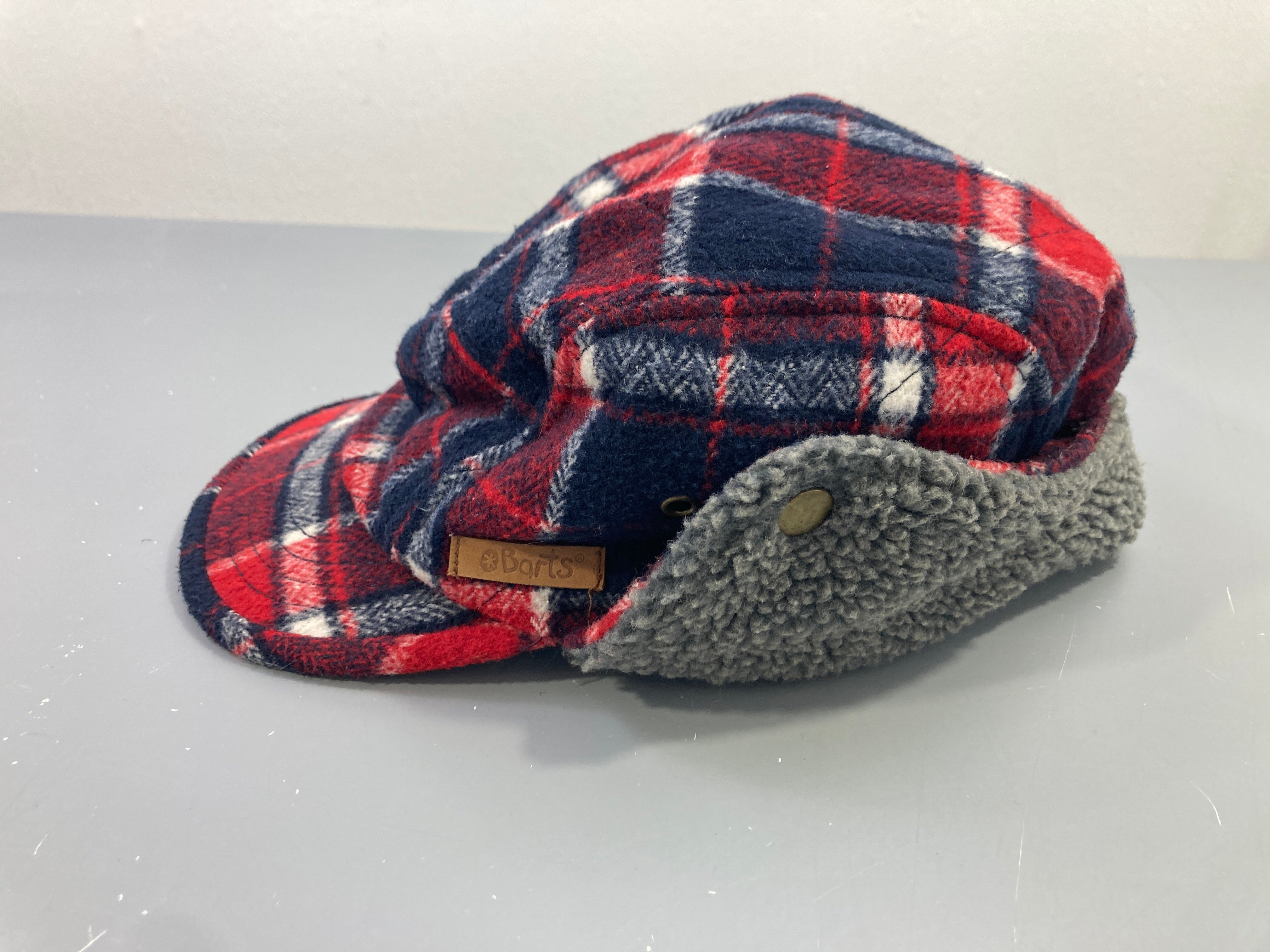 Casquette à carreaux rouge et marine, cache-oreilles sherpa