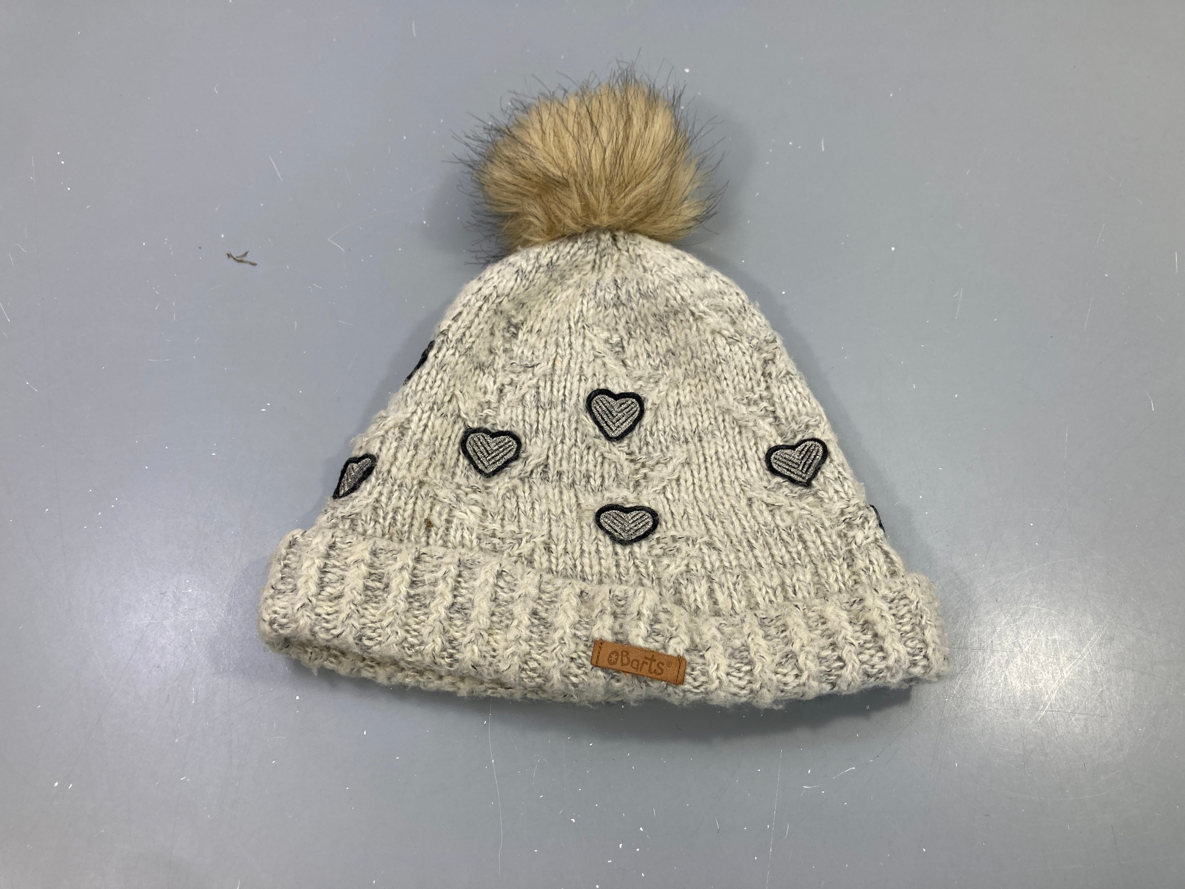 Bonnet tricot écru cœurs, pompon fausse fourrure