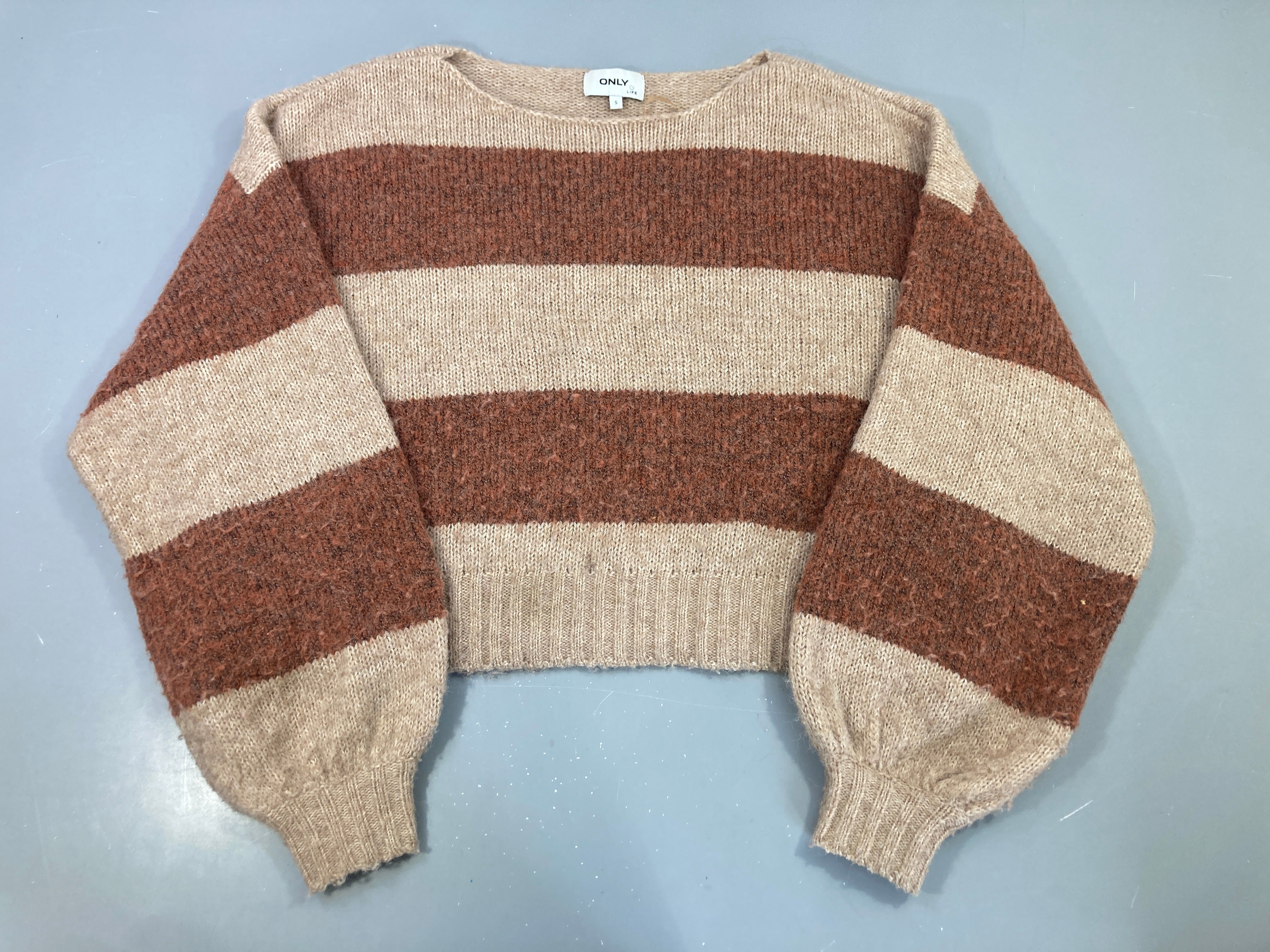 Pull oversize rayures marron et beige- 1 maille défaillante sous le bras D et petite tache milieu bas avant