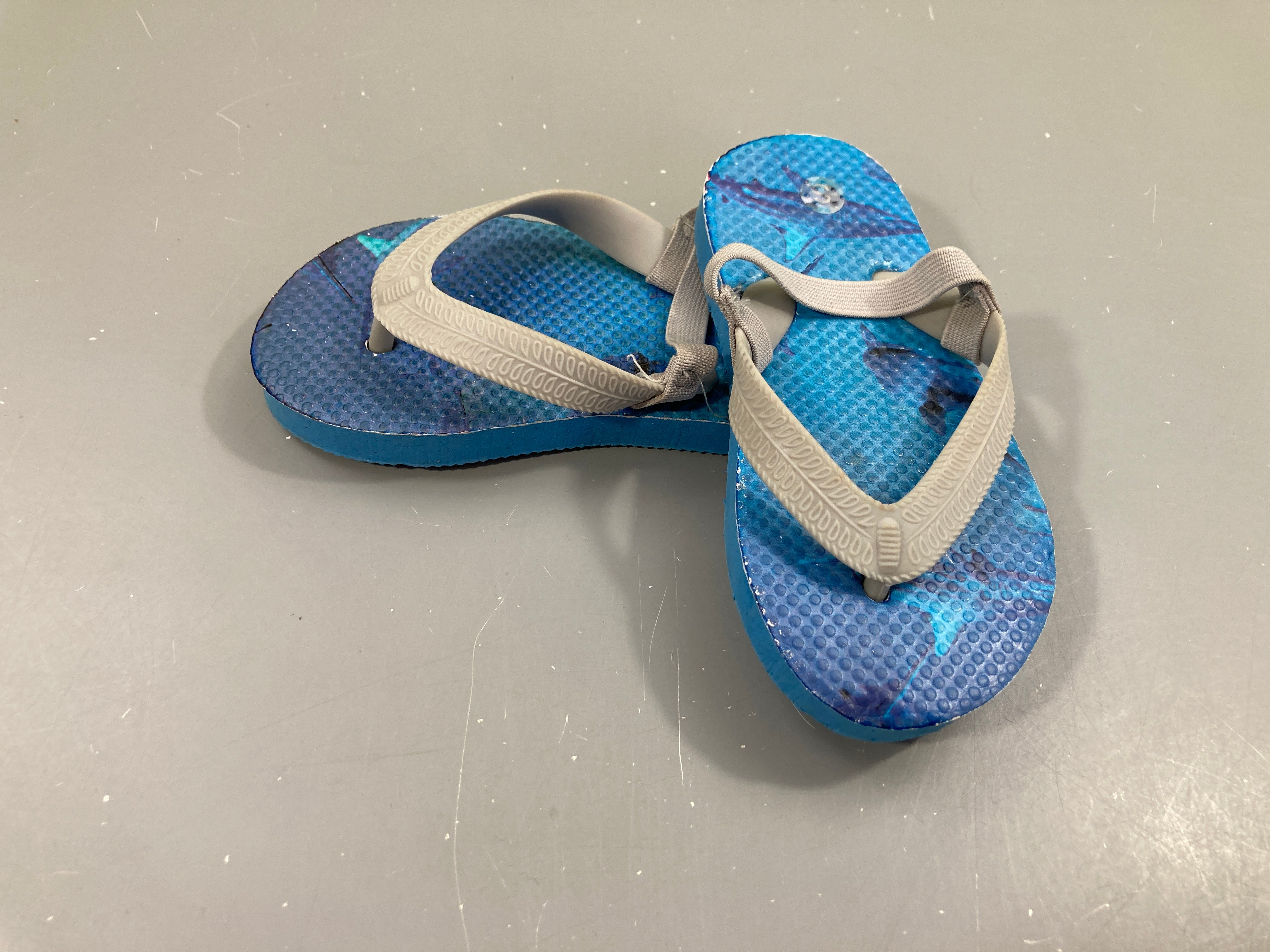 Tongs bleues requins
