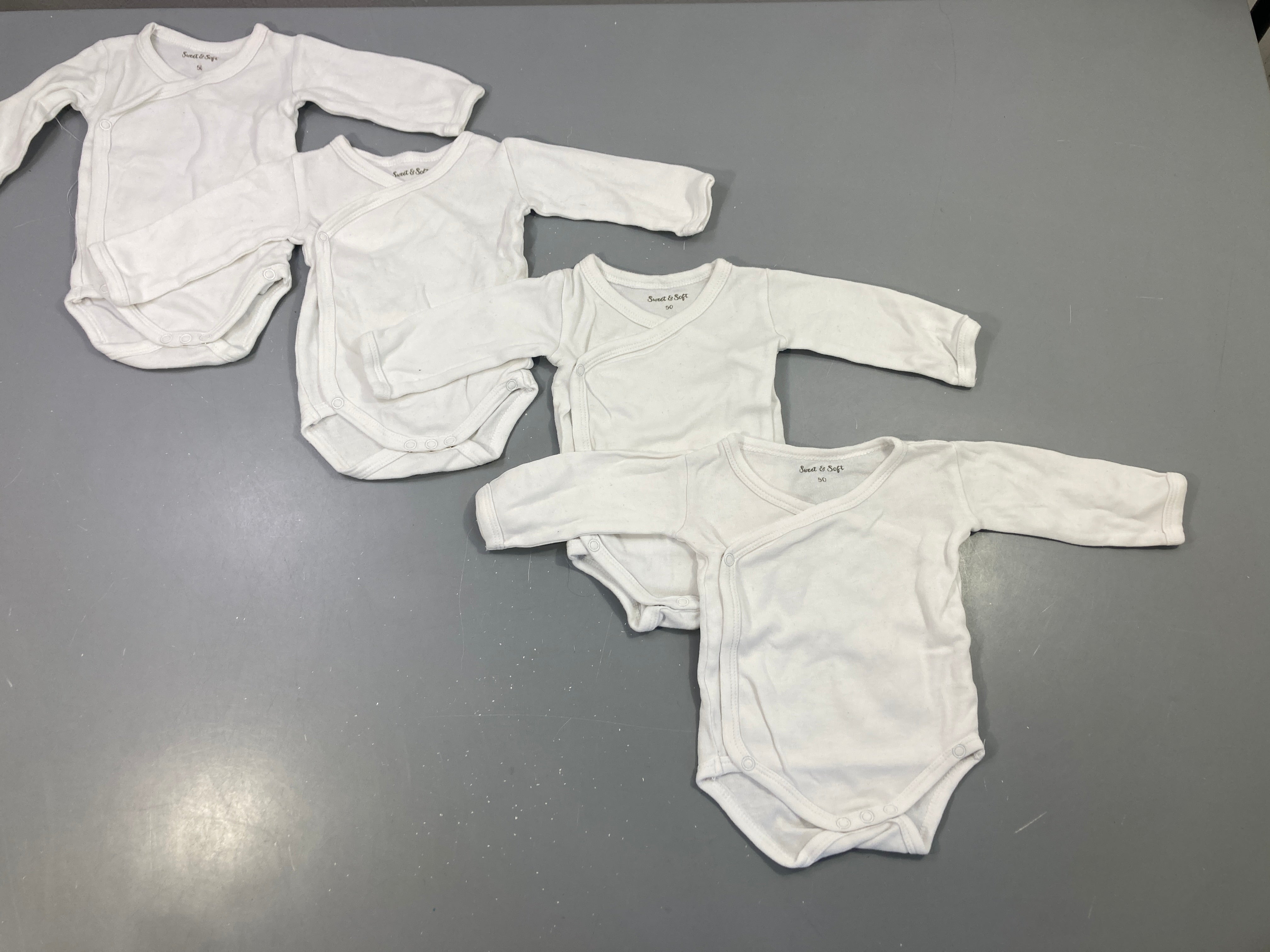 Lot de 4 bodies m.l blanc, croisé sur le devant