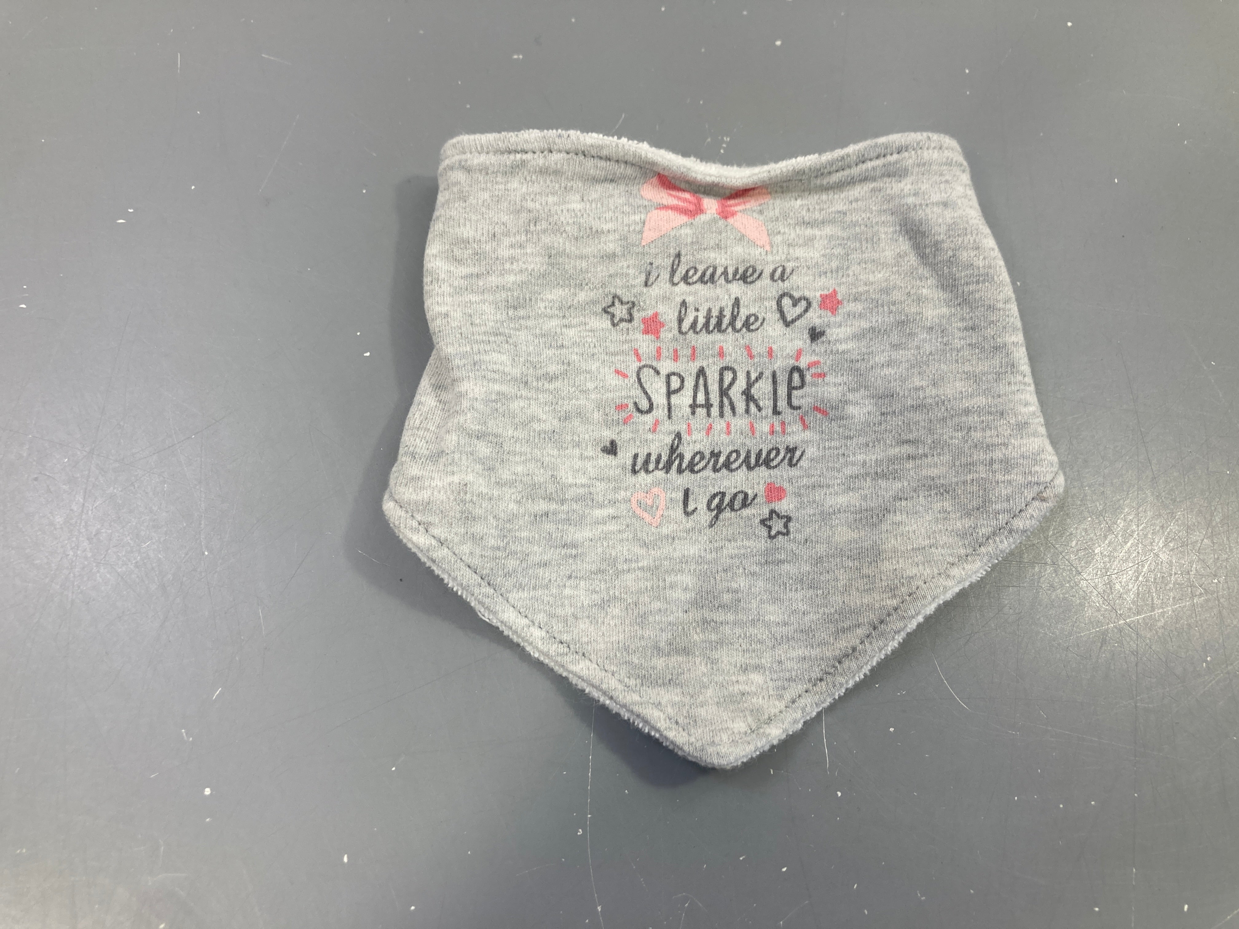 Bavoir bandana gris chiné noeud rose sparkle