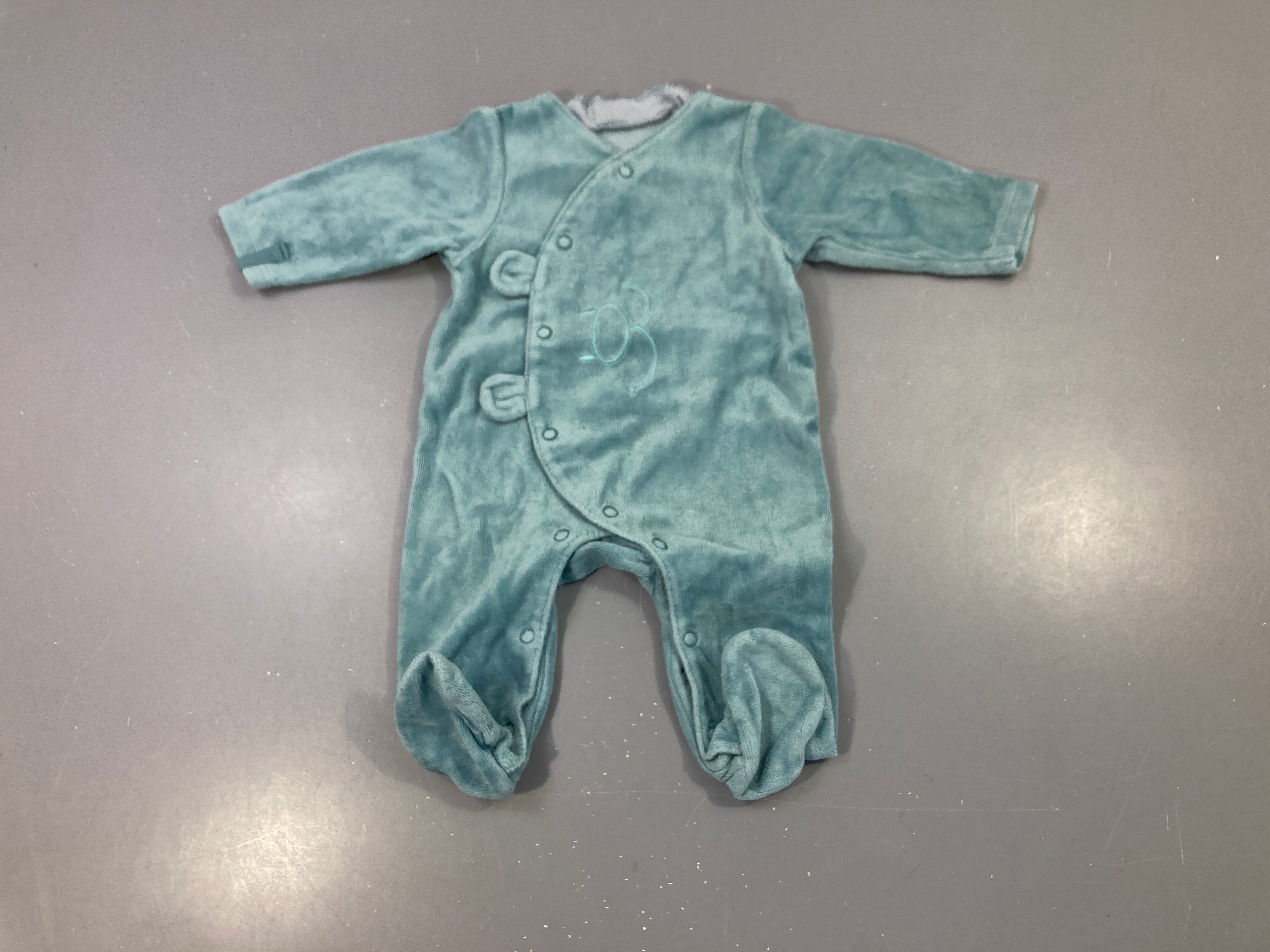 Pyjama velours vert menthe, détail oreilles brodées
