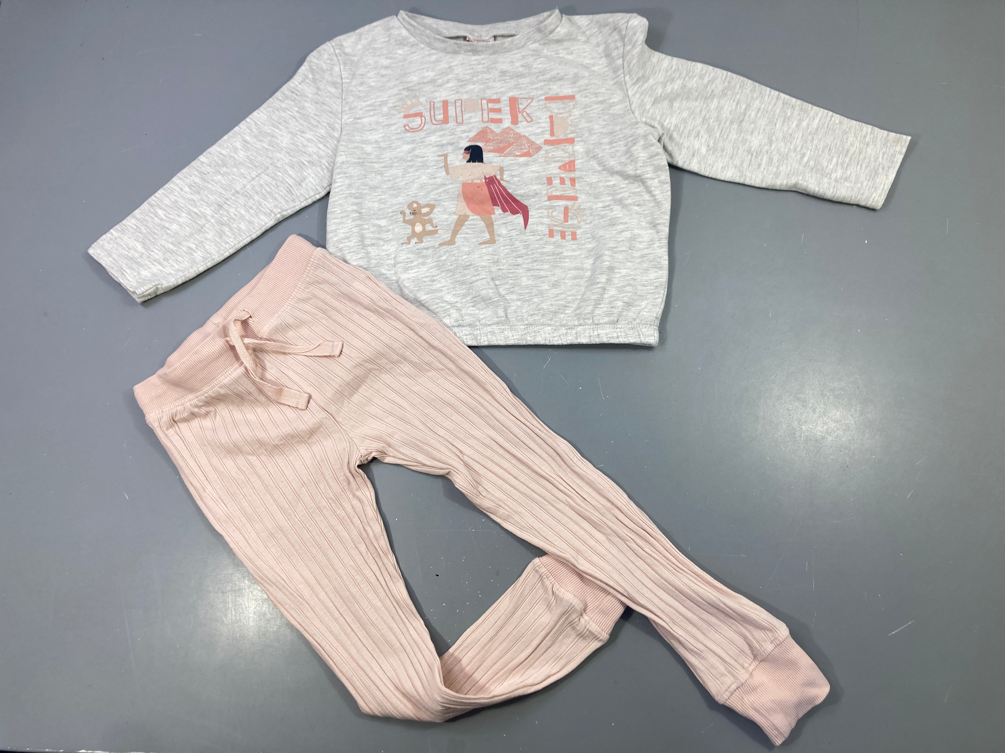 Pyjama jersey gris chiné imprimé égyptien, pantalon rose côtelé, légèrement bouloché
