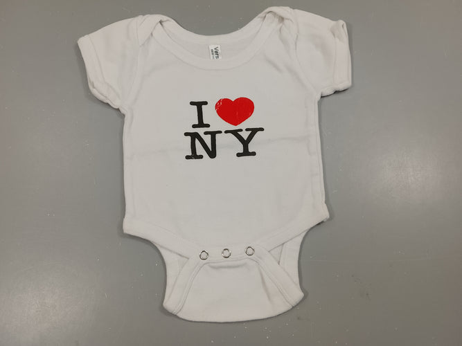 Body m.c blanc "y love NY", pas de taille indiquée, estimée  6m, moins cher chez Petit Kiwi