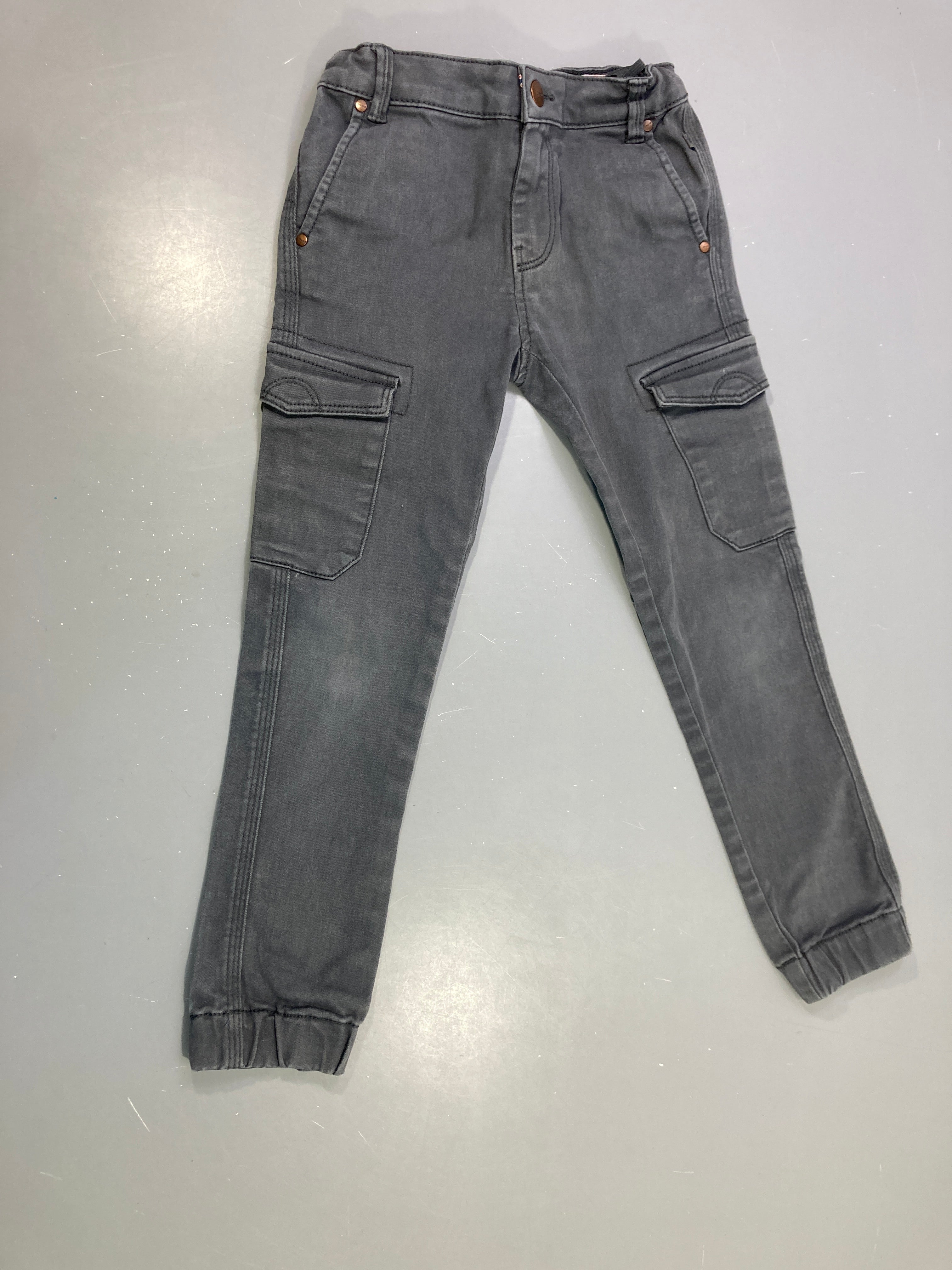 Pantalon carrot gris poches taille et chevilles élastiques QQues taches arrières à ravoir