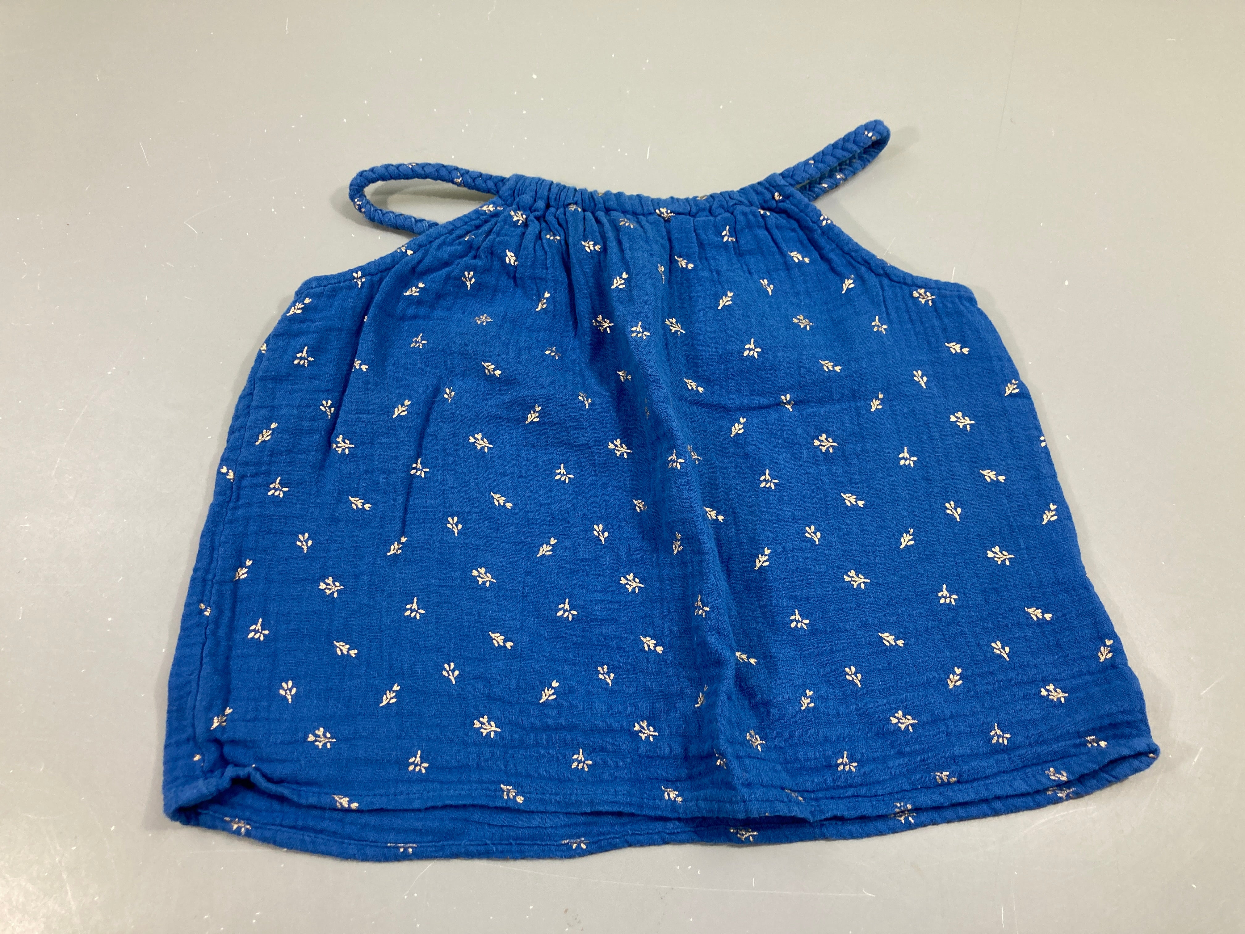 Top fines bretelles coton bleu, petits motifs doré