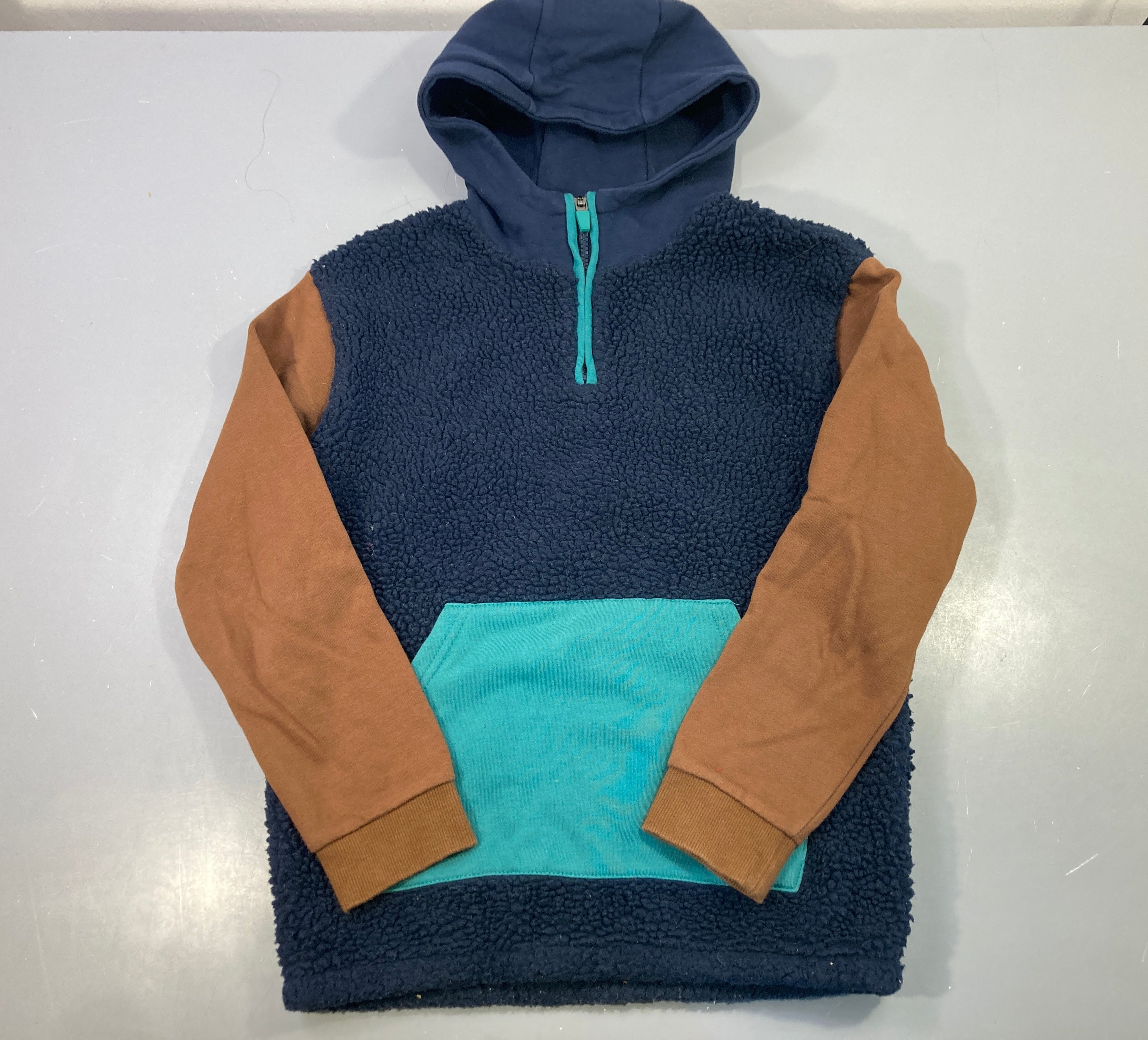Sweat zippé capuche bleu marine sherpa manches camel poche turquoise