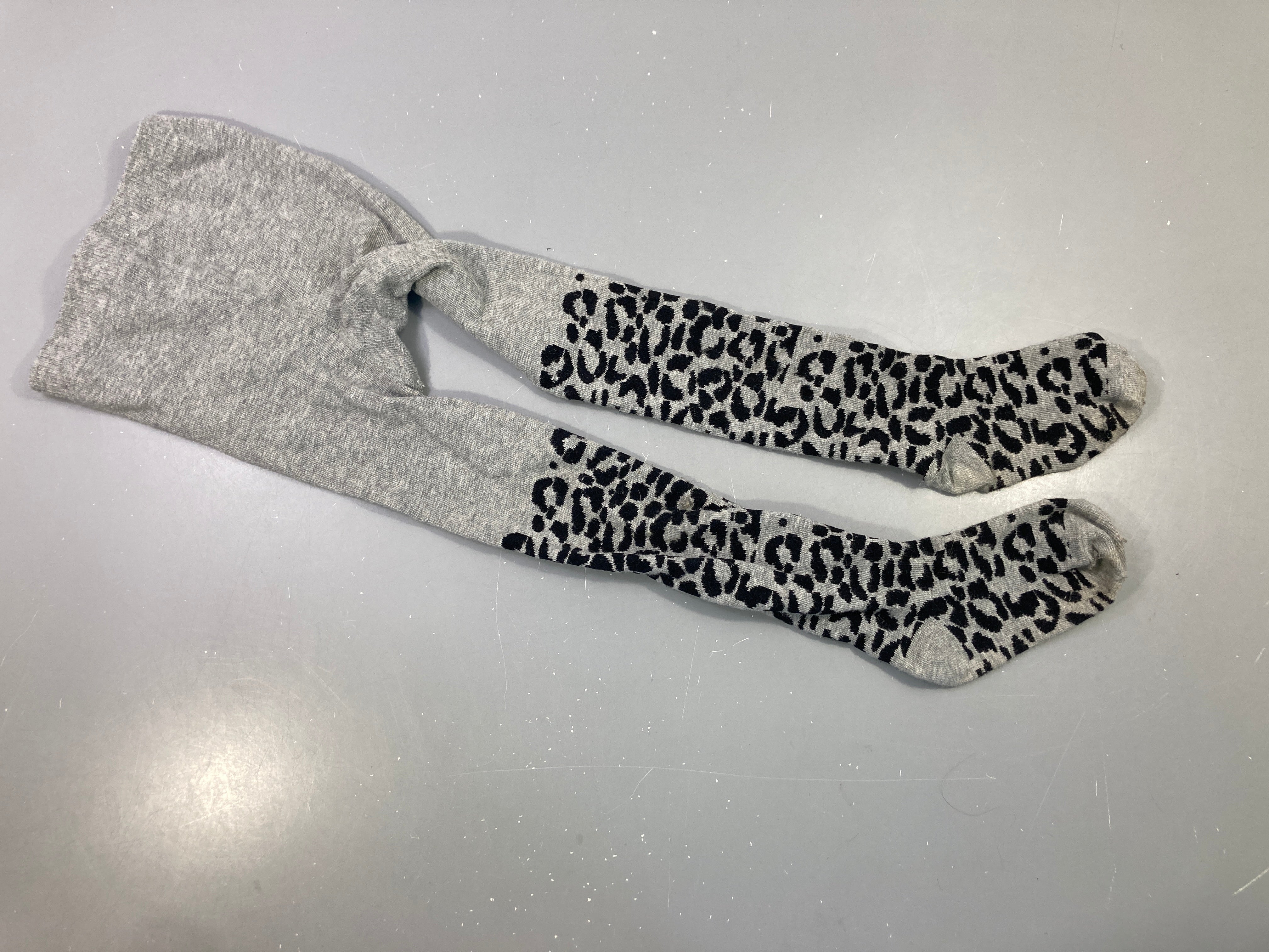 Collants gris imprimé léopard noir