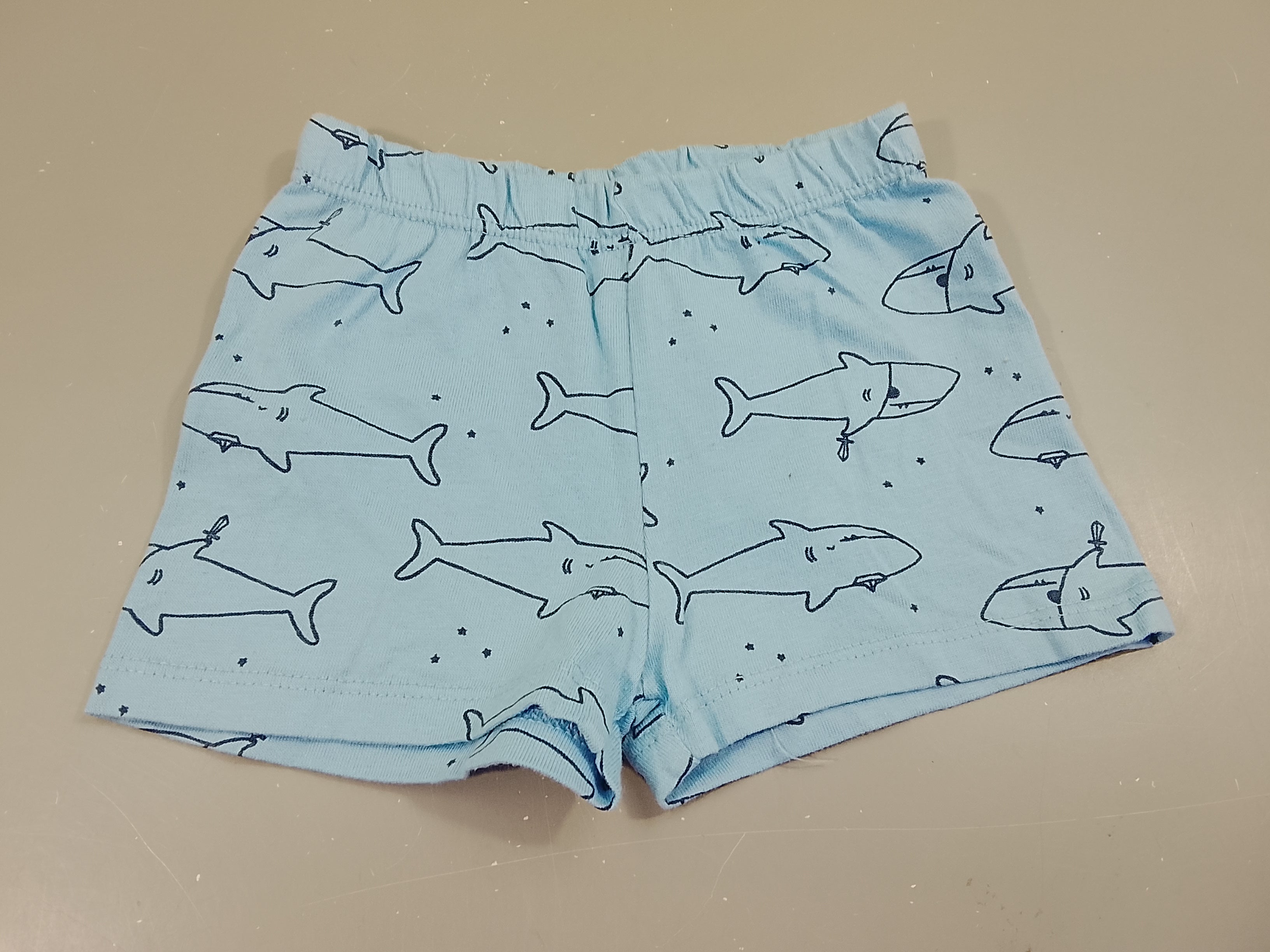 Short molleton bleu clair, motifs requins