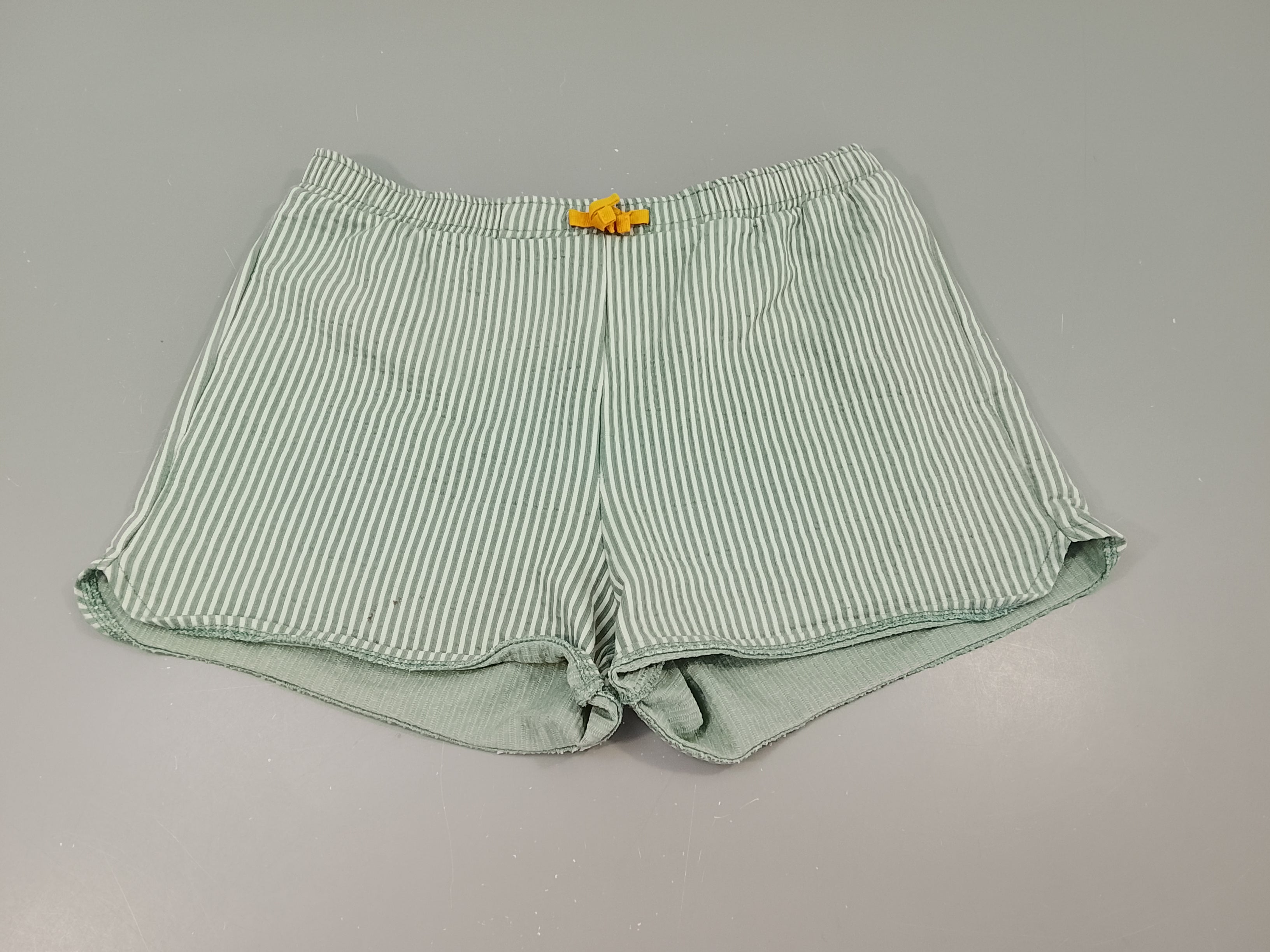 Short jersey blanc rayé vert, quelques petites taches sur le dessous