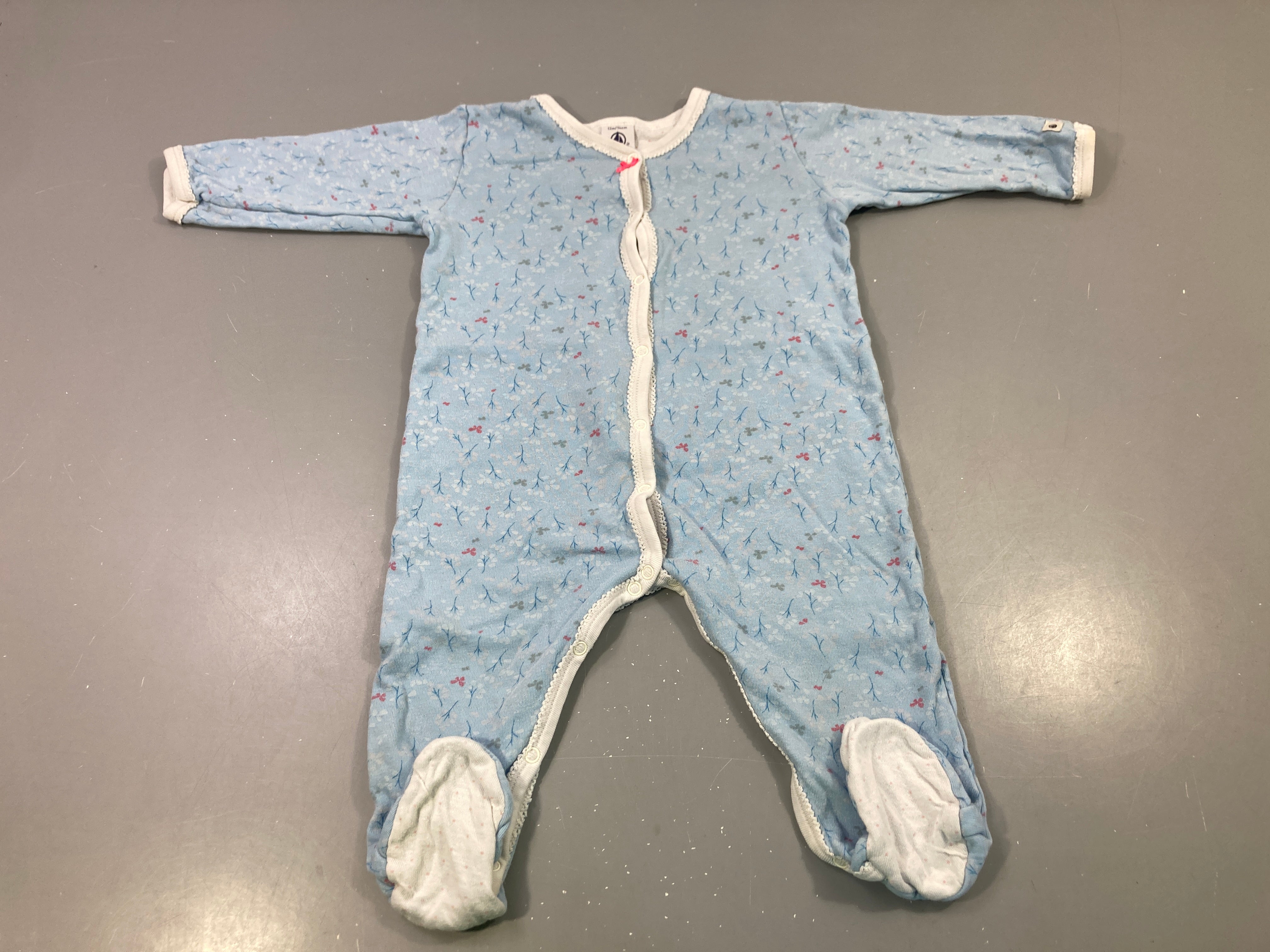 Pyjama jersey bleu ciel fleuri, légèrement bouloché