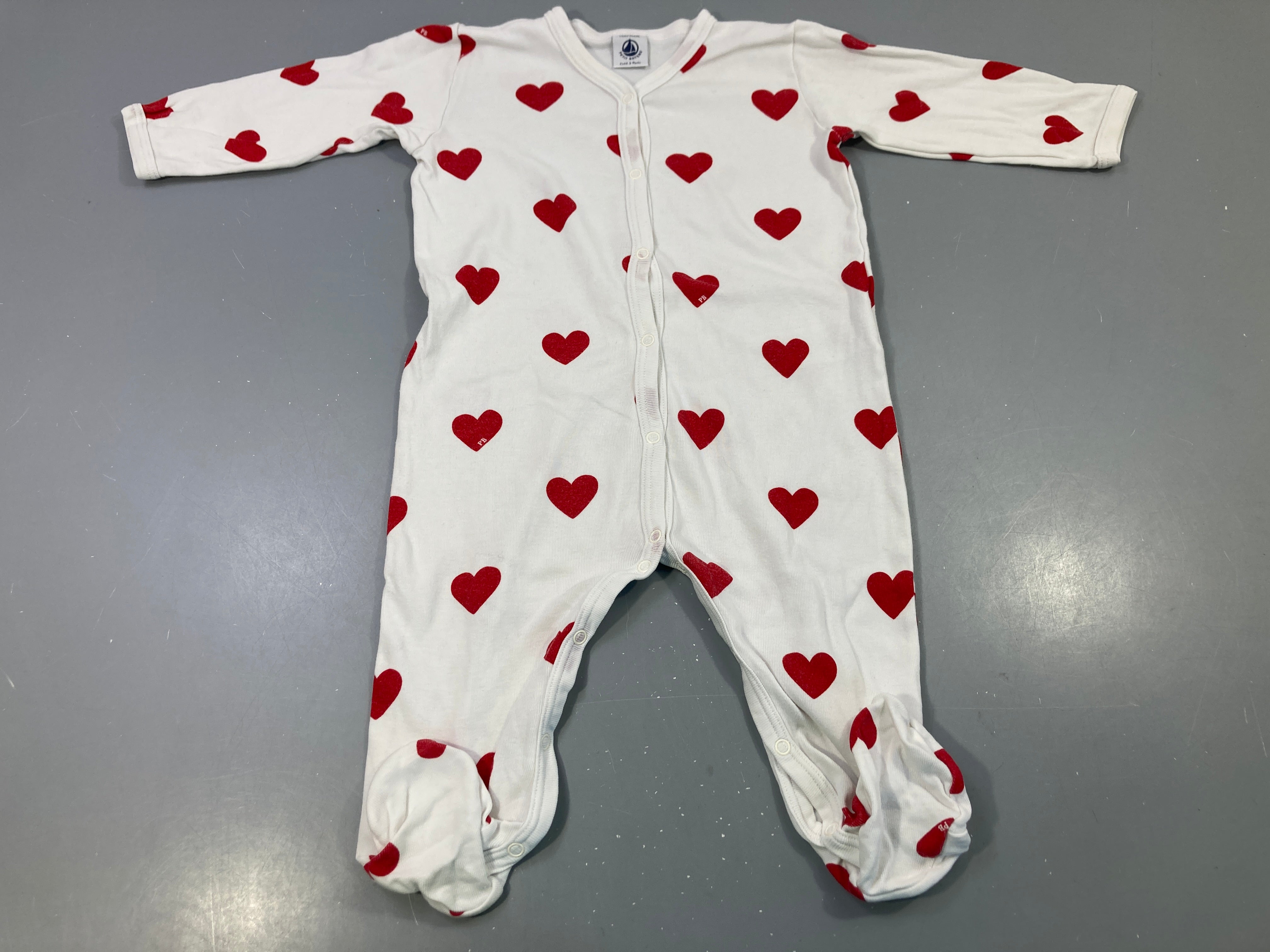 Pyjama jersey blanc cœurs rouges, légèrement bouloché