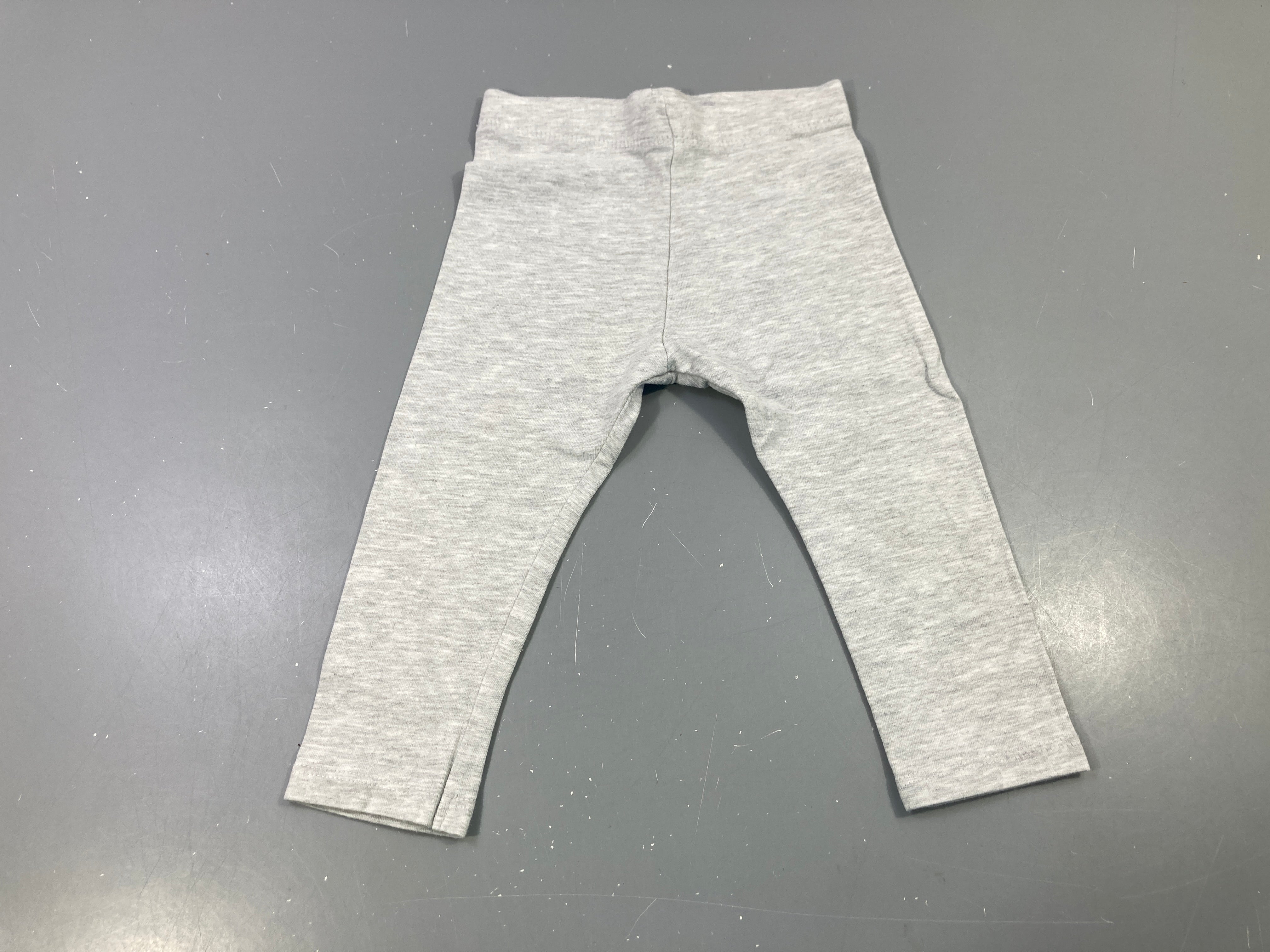 Legging gris chiné, légèrement bouloché