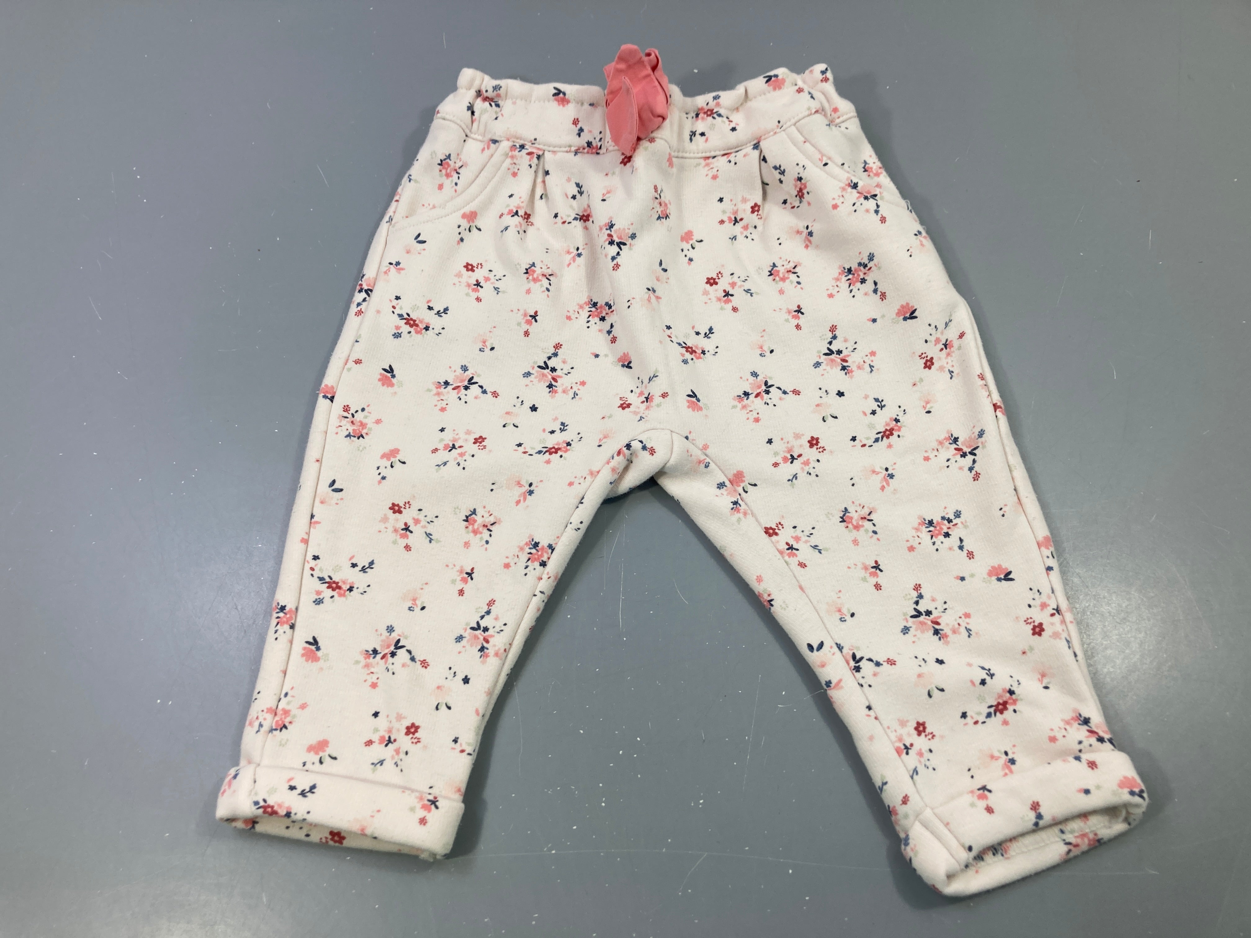 Pantalon molleton écru fleuri rose, nœud corail, légèrement bouloché